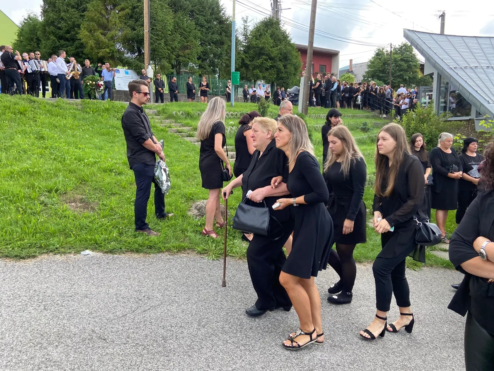 Azda najhoršie nesie smrť svojho dieťata matka. Tak to bolo aj v prípade zosnulého hudobníka Ľuboša Didika (†38). Jeho mama Helena plakala a vzdychala: "Ach Ľubiku, Ľubiku! Vidíš, koľko ľudí sa prišlo s tebou rozlúčiť!"