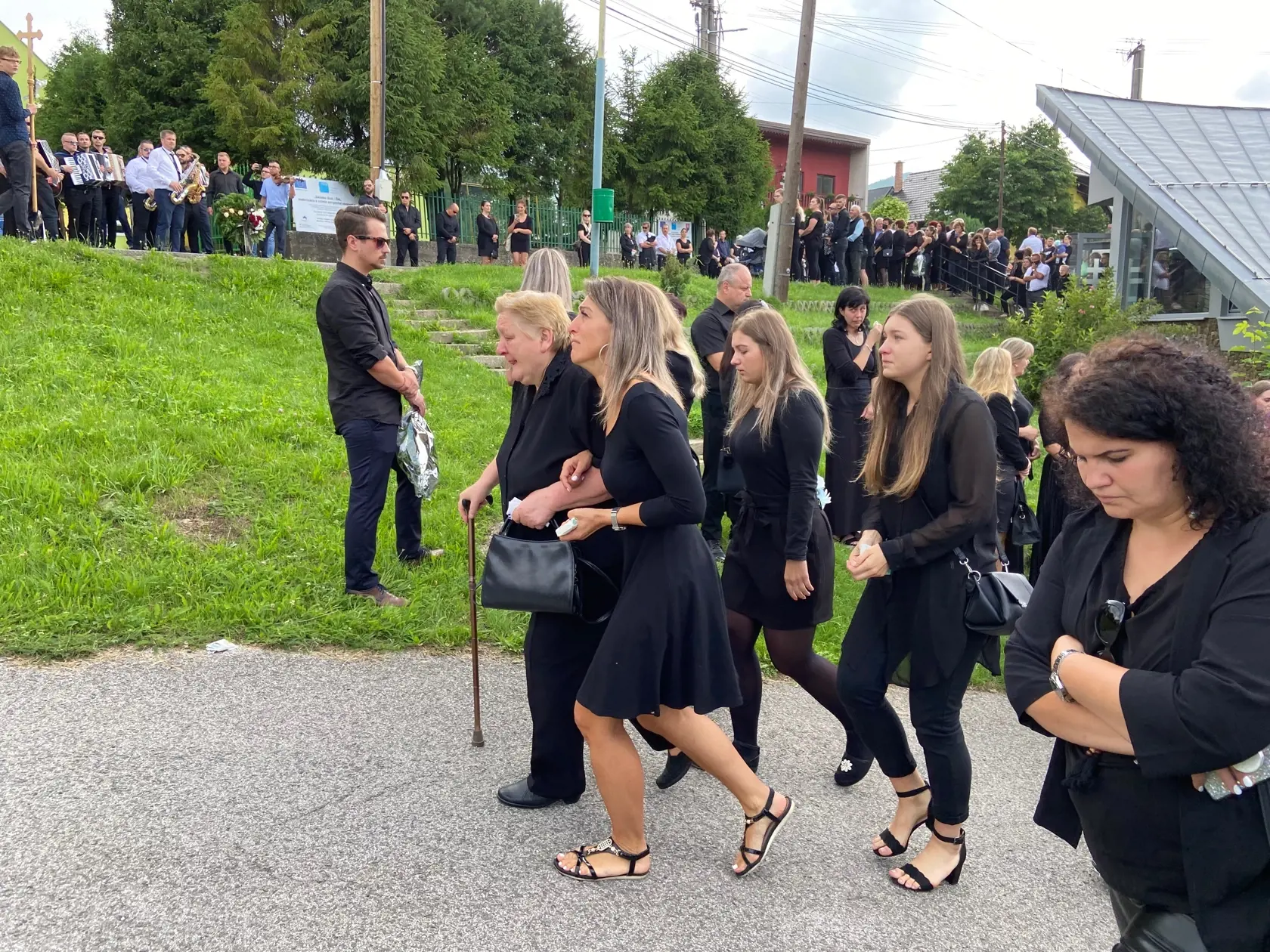 Azda najhoršie nesie smrť svojho dieťata matka. Tak to bolo aj v prípade zosnulého hudobníka Ľuboša Didika (†38). Jeho mama Helena plakala a vzdychala: "Ach Ľubiku, Ľubiku! Vidíš, koľko ľudí sa prišlo s tebou rozlúčiť!"