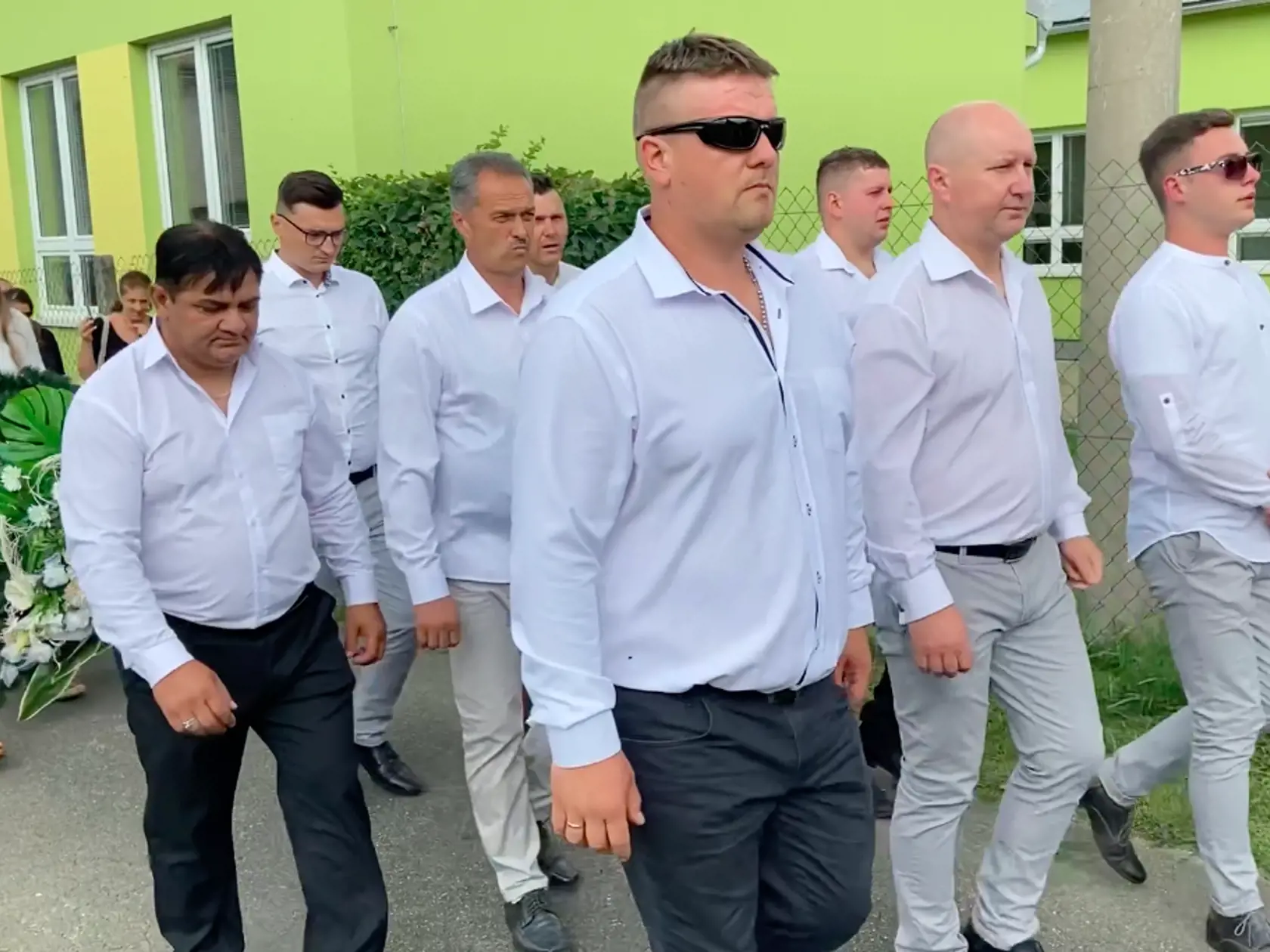 Spoluhráči Ľuboša - úplne vpravo vpredu kráča Ján Lisoň, ktorý bol s Ľubošom v osudný deň.