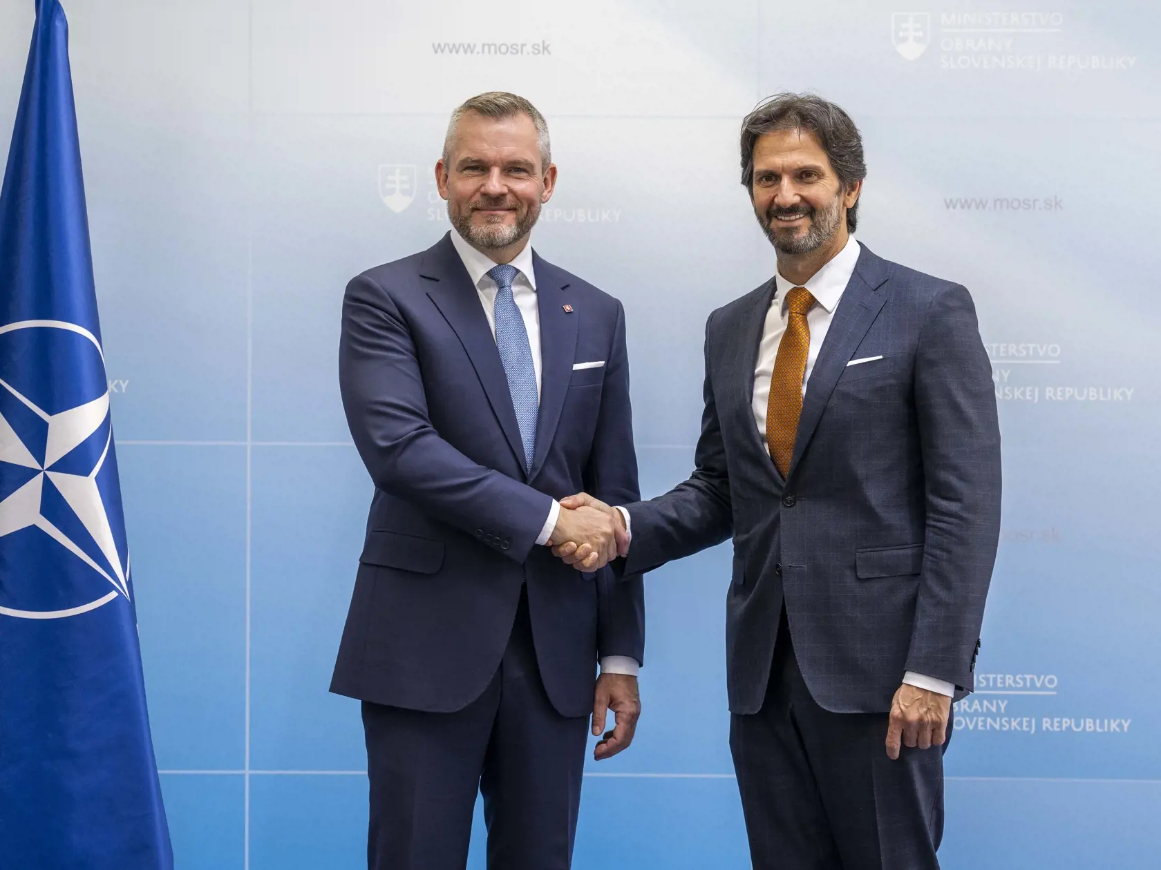 Na snímke hlavný veliteľ Ozbrojených síl SR a prezident SR Peter Pellegrini (vľavo), ktorého víta minister obrany SR Robert Kaliňák (vpravo, Smer-SD) počas návštevy na ministerstve obrany v Bratislave v stredu 24. júla 2024.