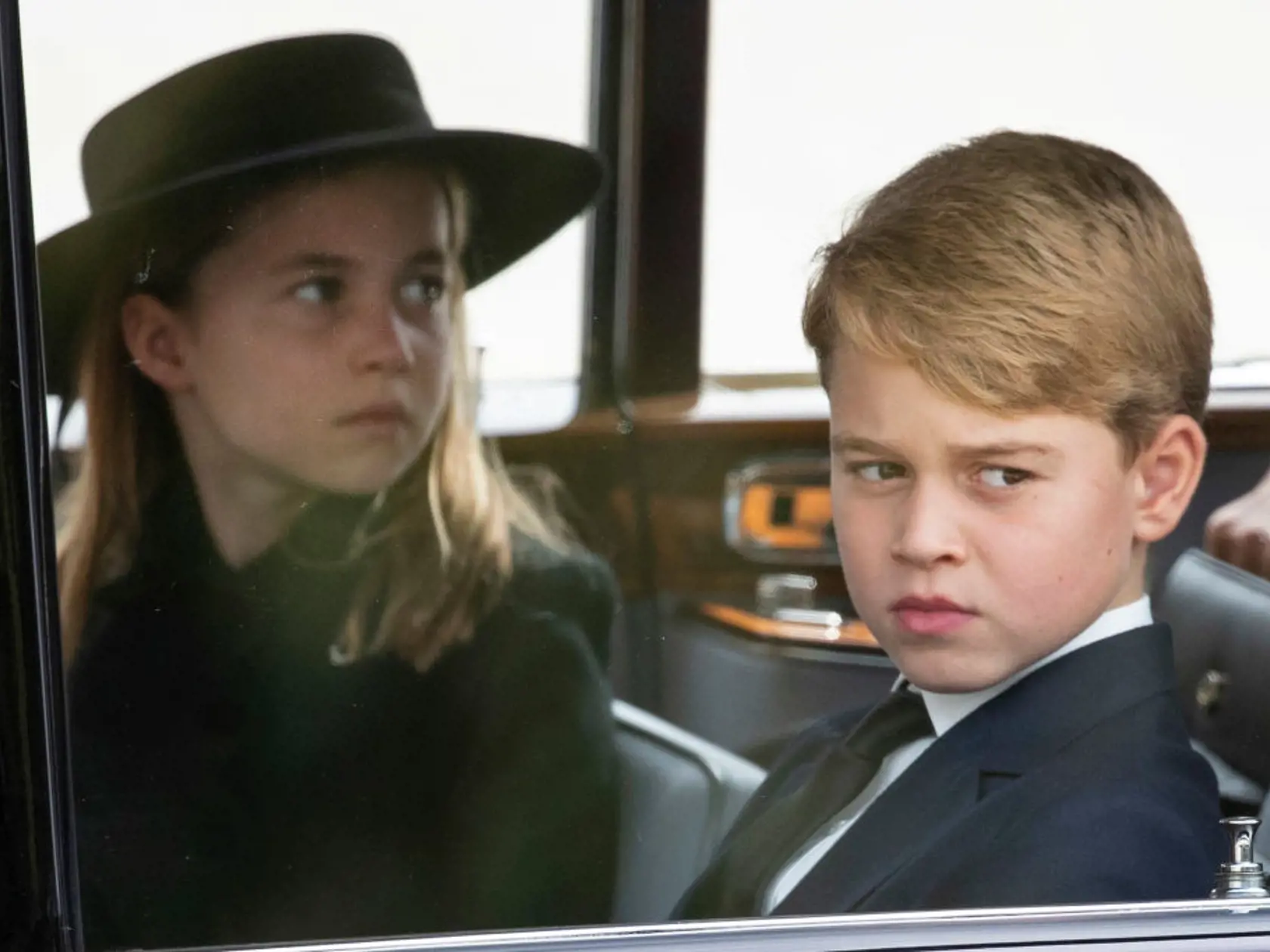 Rozlúčiť sa s kráľovnou prišli aj 9-ročný princ George a jeho o dva roky mladšia sestra Charlotte.