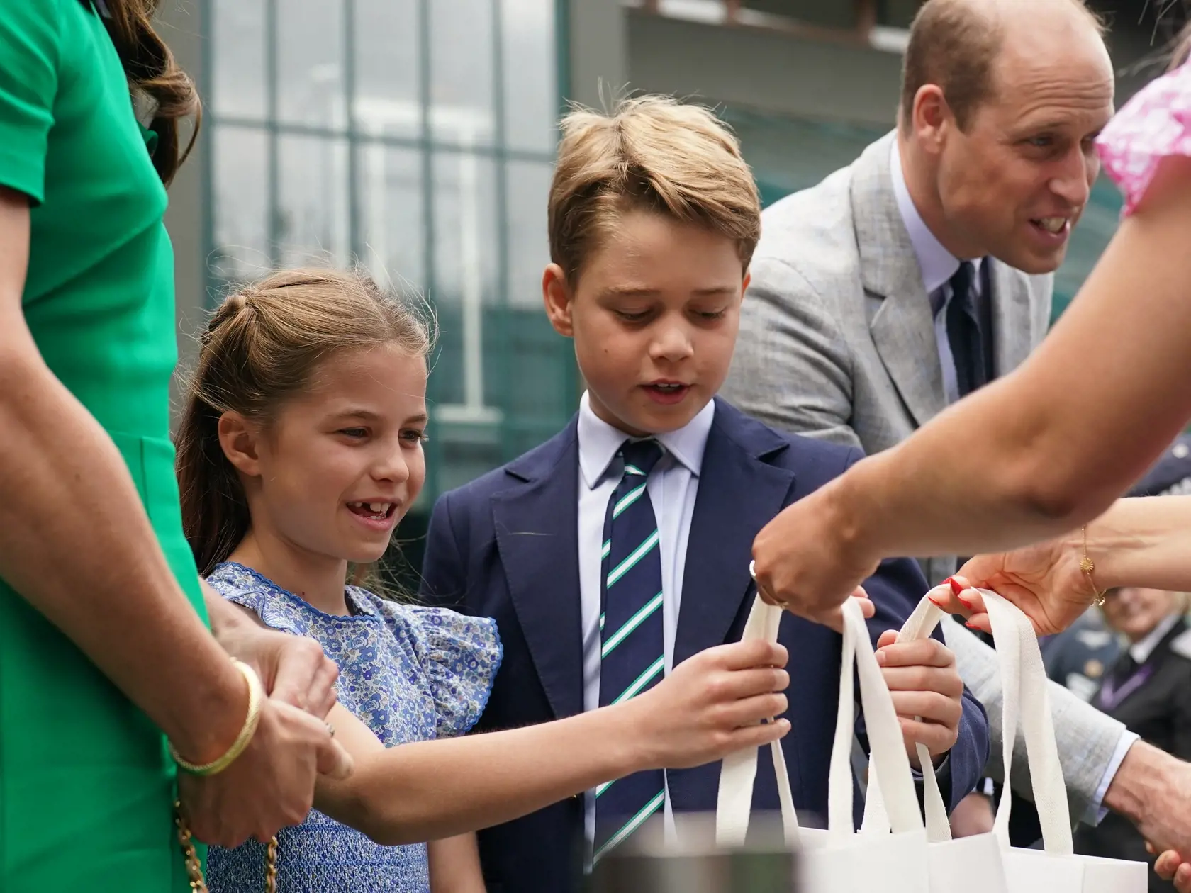 Princ William a princezná Kate vzali svoje dve staršie deti Georgea a Charlotte na zápas vo Wimbledone. Zatiaľ čo George sa tváril ako ostrieľaný štramák, pre 8-ročnú princeznú to bola veľkolepá premiéra, ktorú zvládla ako hollywoodska hviezda.