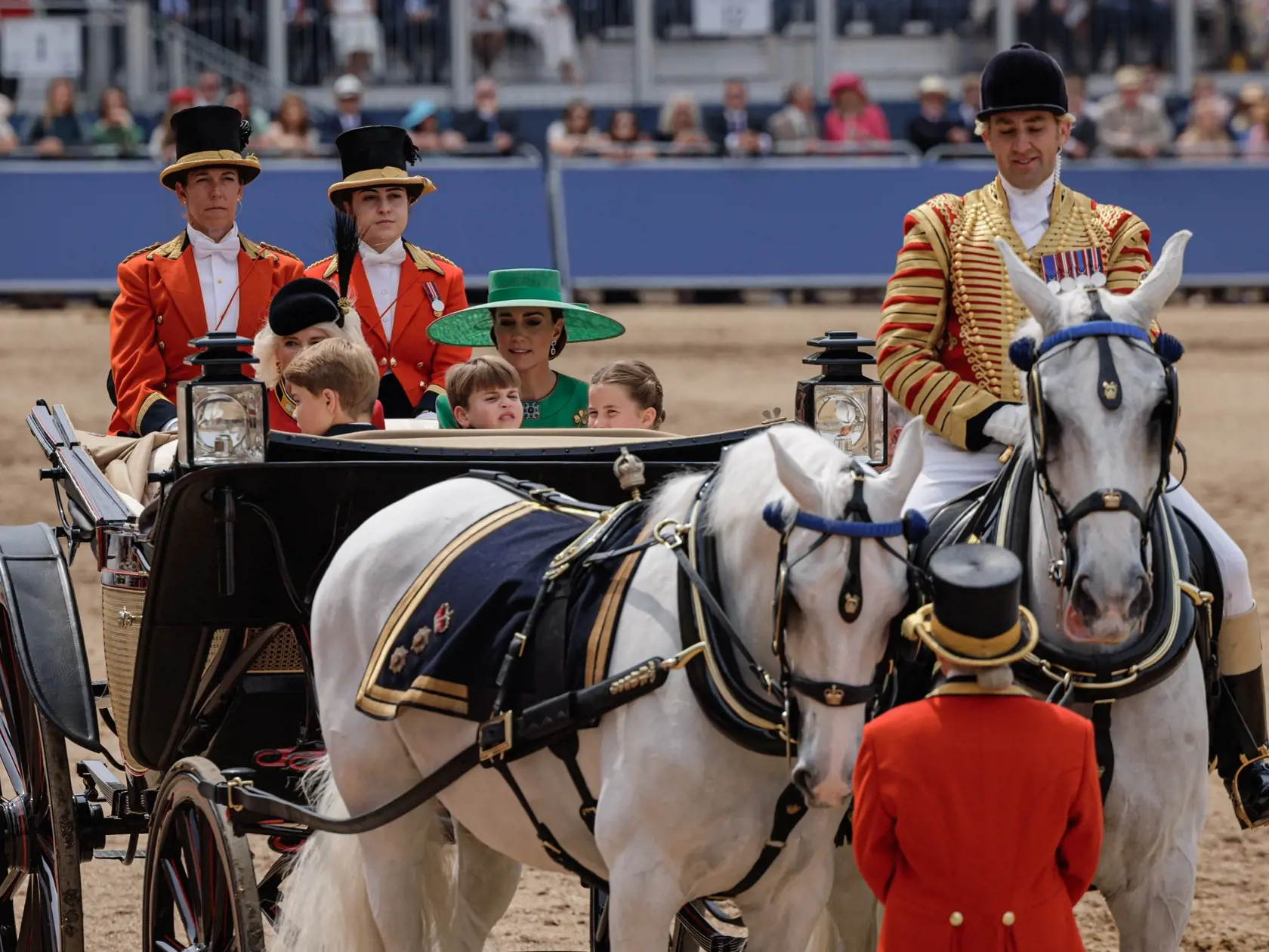 Kráľa na koňoch sprevádzali jeho syn, princ z Walesu, William, sestra princezná Anna a brat princ Edward. V koči sa za nimi viezli kráľovná Camilla, princezná z Walesu a jej deti – princovia George a Louis a princezná Charlotte.