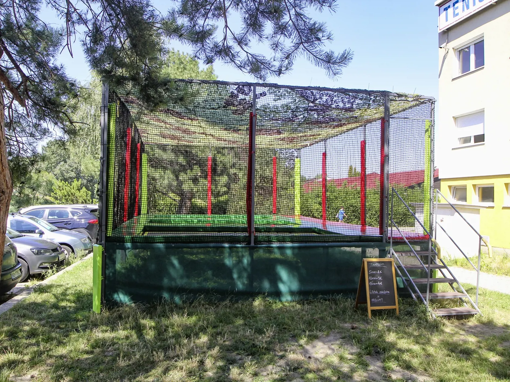 DRAŽDIAK SI OBĽÚBILA
Andy je spolumajiteľom aj tejto cukrárne. Pred ňou je umiestnená veľká trampolína a jeho dcéra Adelka v nej pravidelne poskakuje.