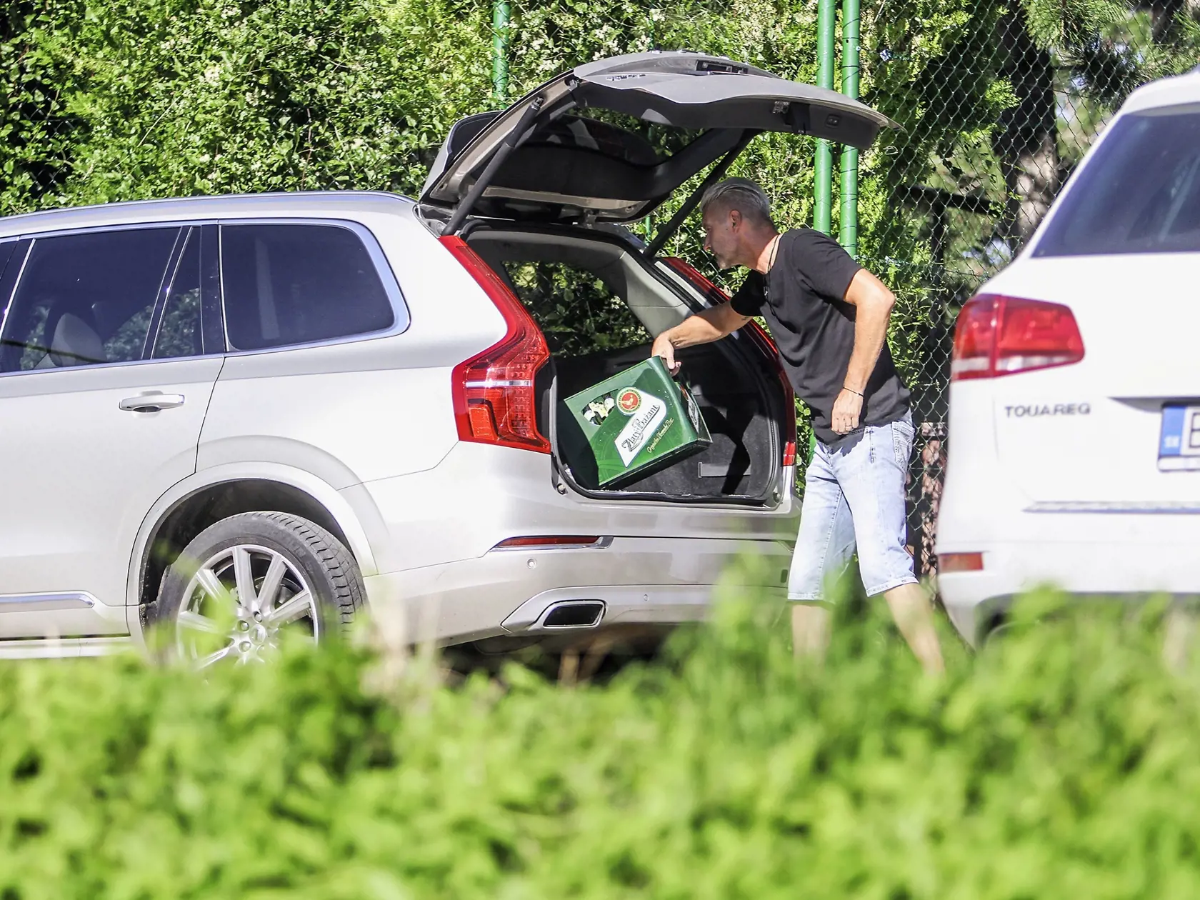 VO ŠVUNGU
Herec prišiel na prevádzku ráno, aby stihol vyložiť tovar. Vo svojom aute mal debničky s pivom.