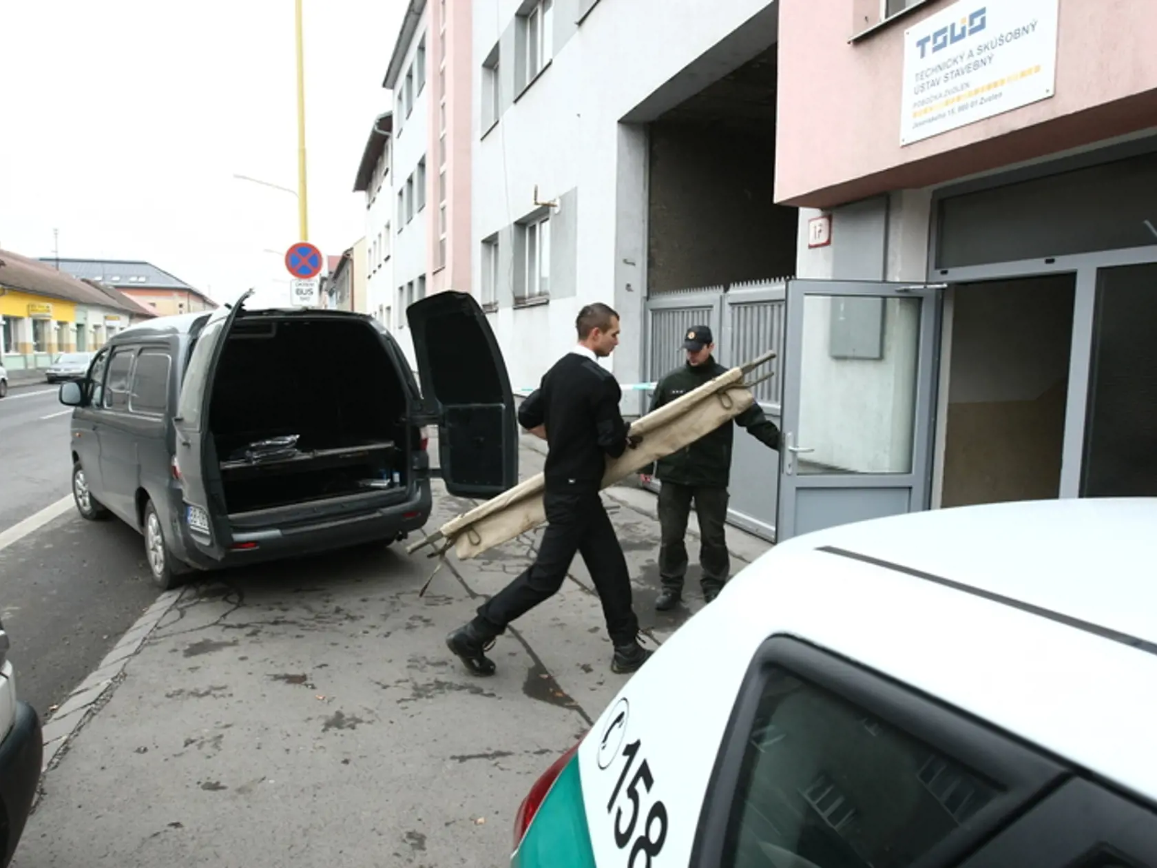 Streľba vo Zvolene: Obete odvážala pohrebná služba.