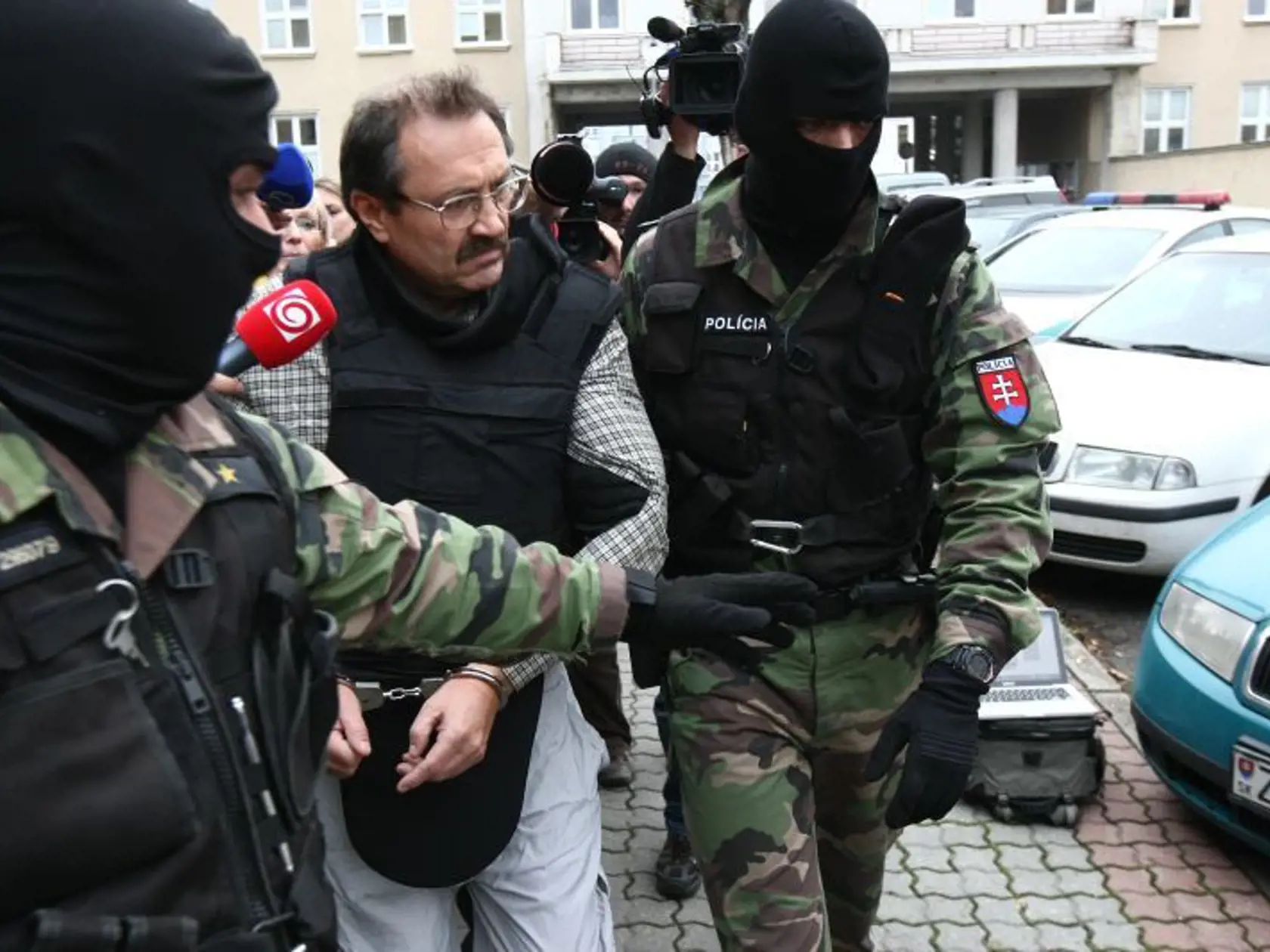 Streľba vo Zvolene: Odvádzajú strelca.