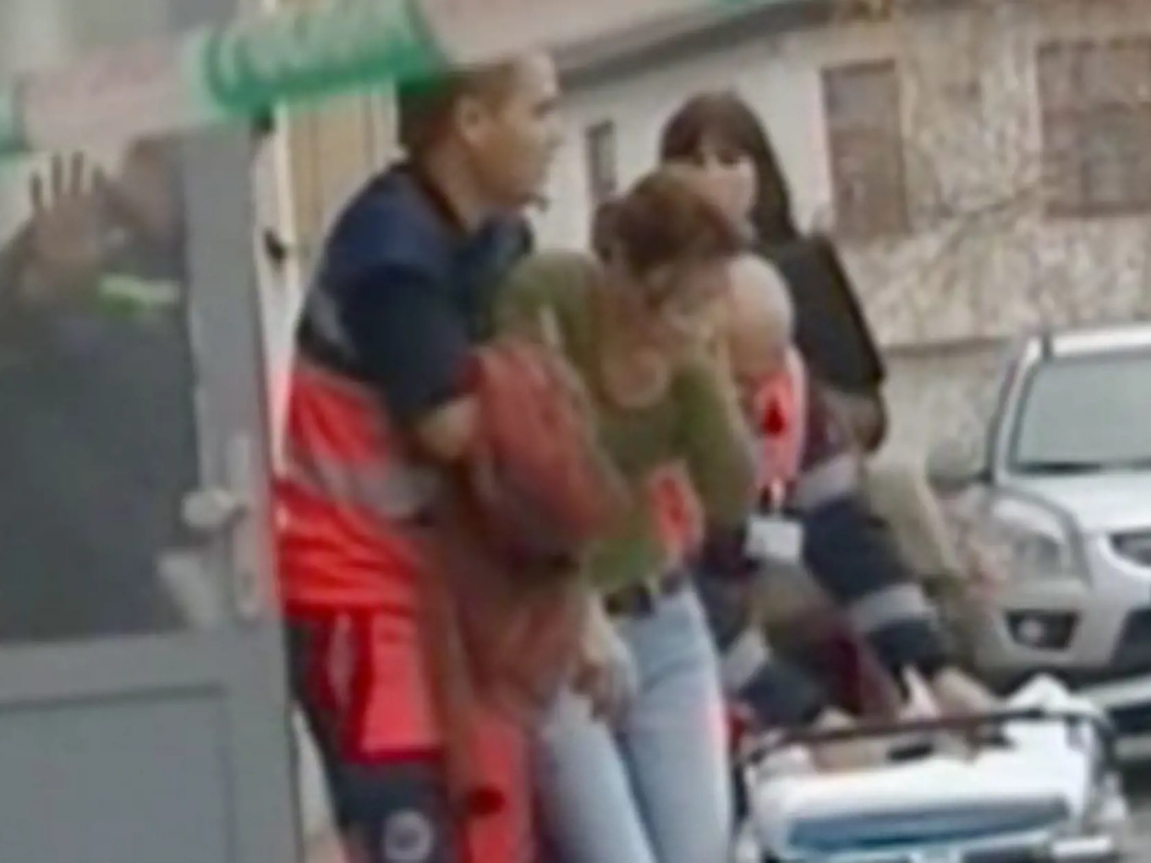 Streľba vo Zvolene: Marianovu manželku Gabiku
odviedli z firmy záchranári.