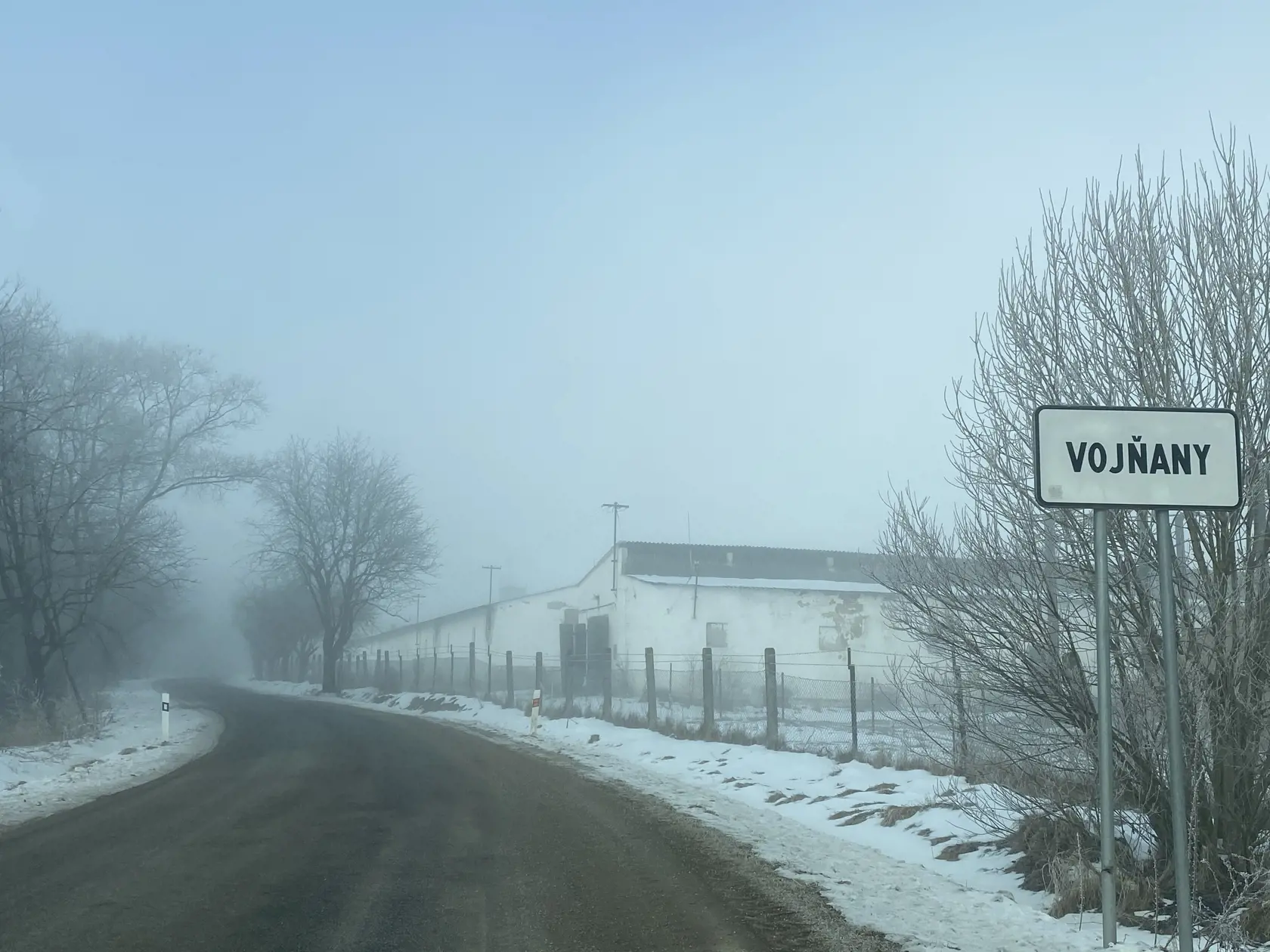 Obec Vojňany v Kežmarskom okrese. Tu postavil dom na otčimovom pozemku Ján Románek. Dedinčania zostali v šoku, keď zistili, že je usvedčeným sériovým vrahom.