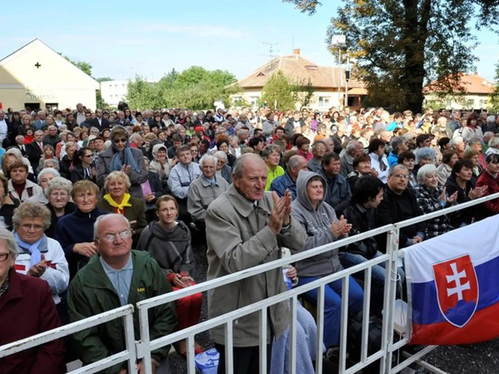 PÚTNICI, VERIACI: Počúvajú Božie slovo.