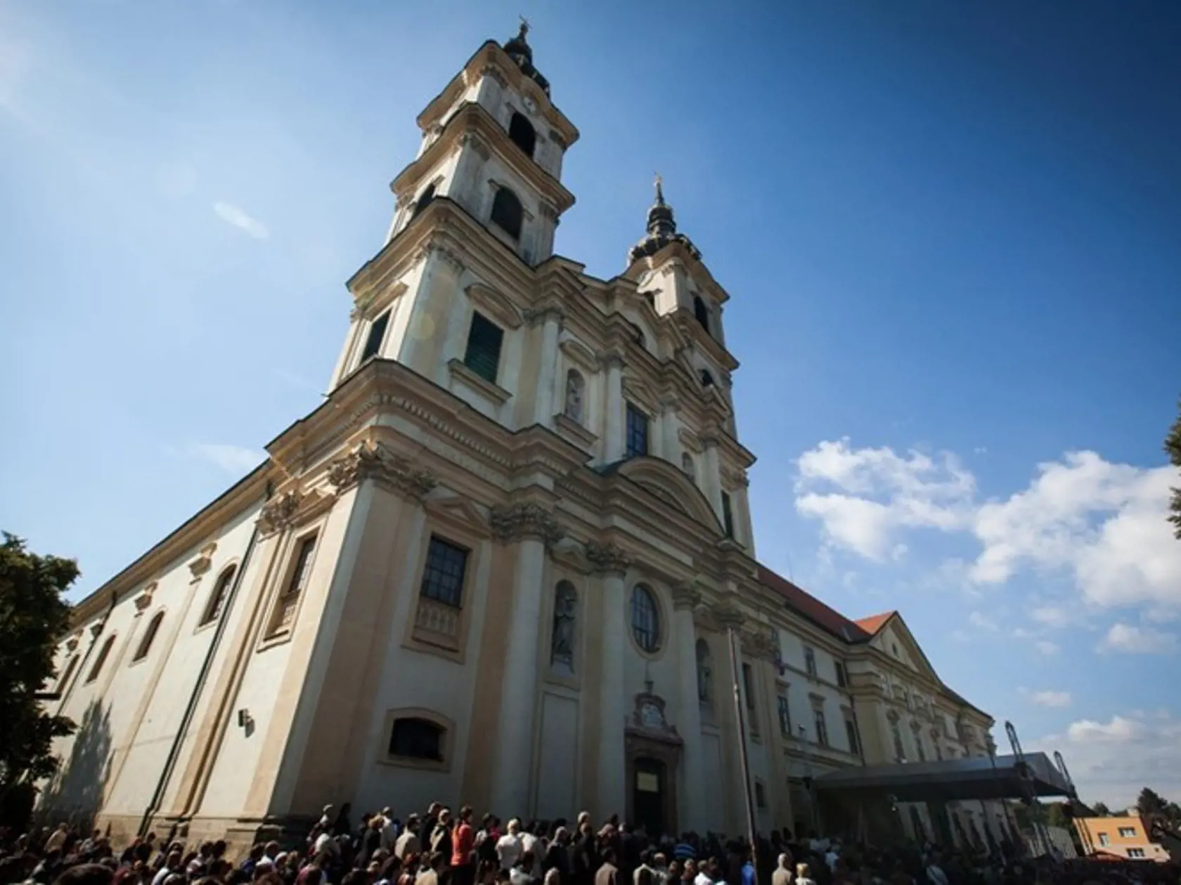 Gymnázium: Je súčasťou baziliky v Šaštíne.