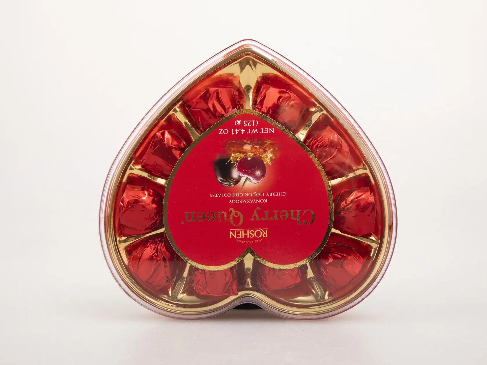 		 
Cherry Queen
Roshen, 125 g
Krajina pôvodu/ Maďarsko
Zloženie/ cukor, kakaová hmota, višne v alkohole 12 %, kakaové maslo, glukózový sirup, emulgátor: sójové lecitíny; aróma; horká čokoláda: 45 %, obsah alkoholu: max. 5 %
Energia v 100 g/ 1 795 kJ Tuky/ 10 g Sacharidy/ 59 g Bielkoviny/ 2,5 g
Redakcia hodnotí: Najkrajší obal, ale najťažšie sa otvára. Voňavé bonbóny klasického tvaru sú z lesklej tmavej čokolády, ktorá vyzerá ako horká, len je príliš sladká. Náplň tvorí veľká višňa v slabo