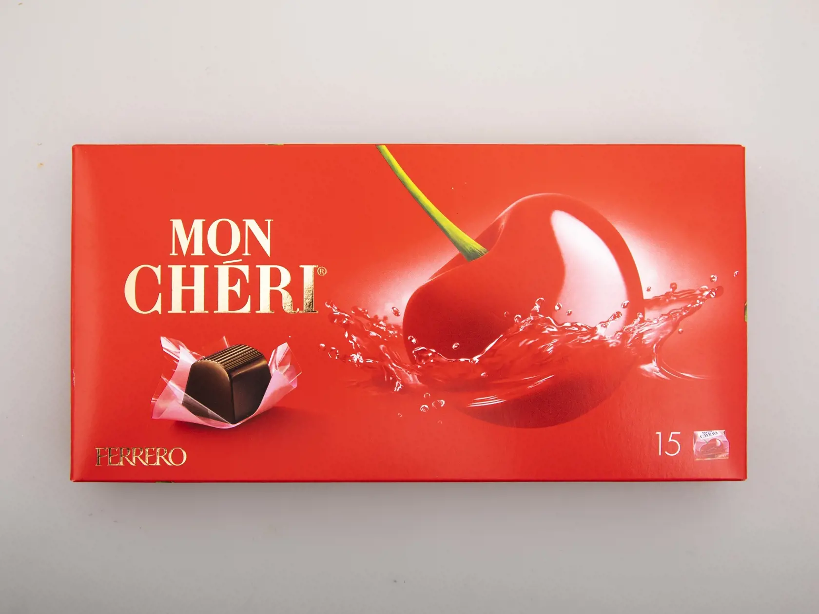 Top! Víťaz - Mon Chéri
Ferrero, 157,5 g
Krajina pôvodu/ Nemecko
Zloženie/ čokoláda 49 % (cukor, kakaová hmota, kakaové maslo, emulgátor: sójové lecitíny; vanilín), cukor, celé čerešne 18 %, likér 13 %, , kakaové maslo  
Energia v 100 g/ 1 902 kJ Tuky/ 20,3 g Sacharidy/ 52,8 g Bielkoviny/ 3 g
Redakcia hodnotí: Aromatické obdĺžnikové bonbóny v tradičnom obale sú z kvalitnej tmavej a lesklej čokolády. Pod chrumkavou horkou čokoládou, ktorá sa rozplýva v ústach, je lahodný višňový likér a veľká
