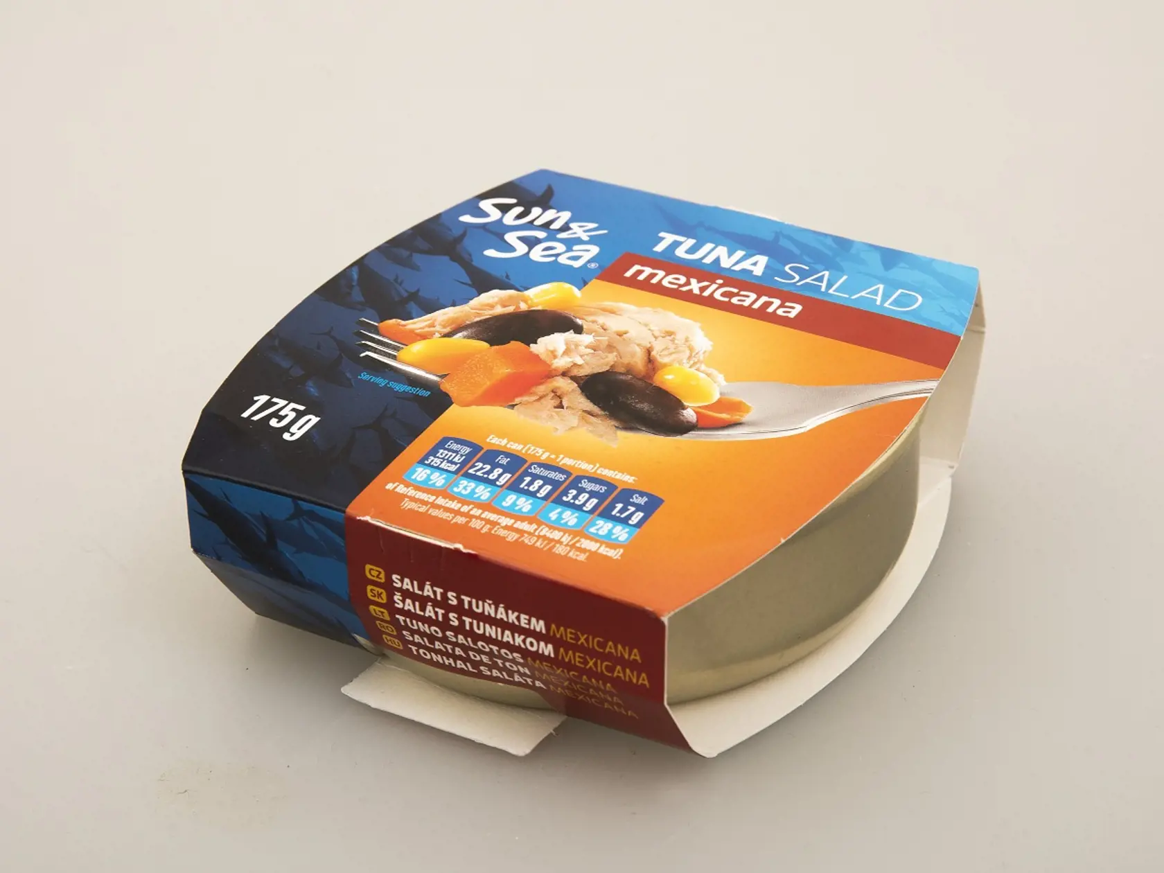 Tuna salad mexicana
Sun & Sea, 175 g
Krajina pôvodu/ Lotyšsko
Zloženie/ tuniak 25 %, červená fazuľa, kukurica, mrkva, paprika, repkový olej, voda, modifikovaný škrob E 1442, jedlá soľ, glukózový sirup, korenie, extrakty korenia
Energia v 100 g/ 749 kJ Tuky/ 13 g Sacharidy/ 4,2 g Bielkoviny/ 10,6 g Soľ/ 0,95 g
Redakcia hodnotí: Tento šalát najviac sklamal. Konzerva z tvrdého plechu sa veľmi ťažko otvára a nie je naplnená až po okraj. Hore sú rôzne veľké kúsky tmavej ryby zlepené do tuhej ma