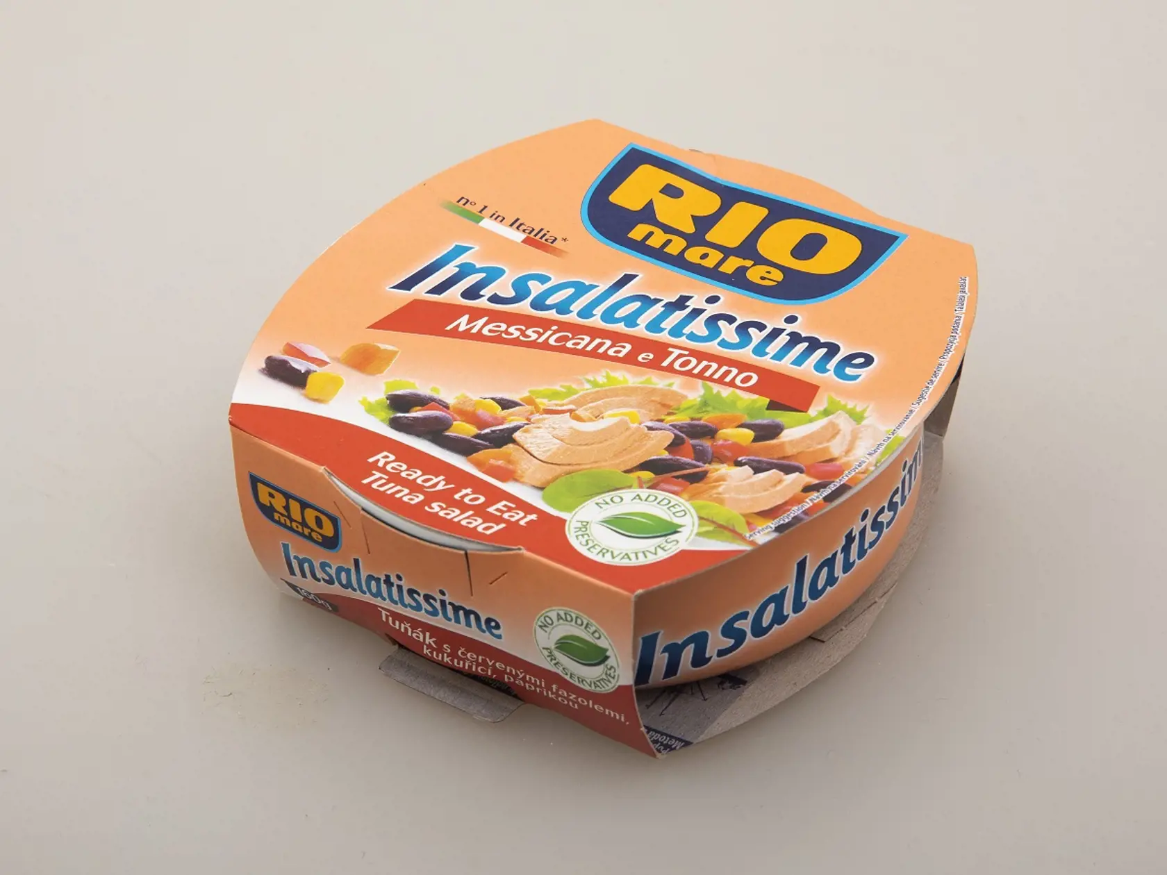 Top! Víťaz - Insalatissime Messicana e Tonno
Rio Mare, 160 g
Krajina pôvodu/ Taliansko
Zloženie/ tuniak pruhovaný 26 %, červené fazule 23 %, kukurica 20 %, kukuričný olej, paprika 6 %, mrkva 6 %, jedlá soľ, arómy
Energia v 100 g/ 833 kJ Tuky/ 13 g Sacharidy/ 9,5 g Bielkoviny/ 10 g Soľ/ 1,5 g 
Redakcia hodnotí: Šalát s najvyšším podielom tuniaka a najfarebnejšou zeleninou je krásny na pohľad, voňavý a výnimočne chutný. Navrchu je chrumkavá zelenina, pod ňou šťavnaté kúsky ryby. Chuť šalátu j