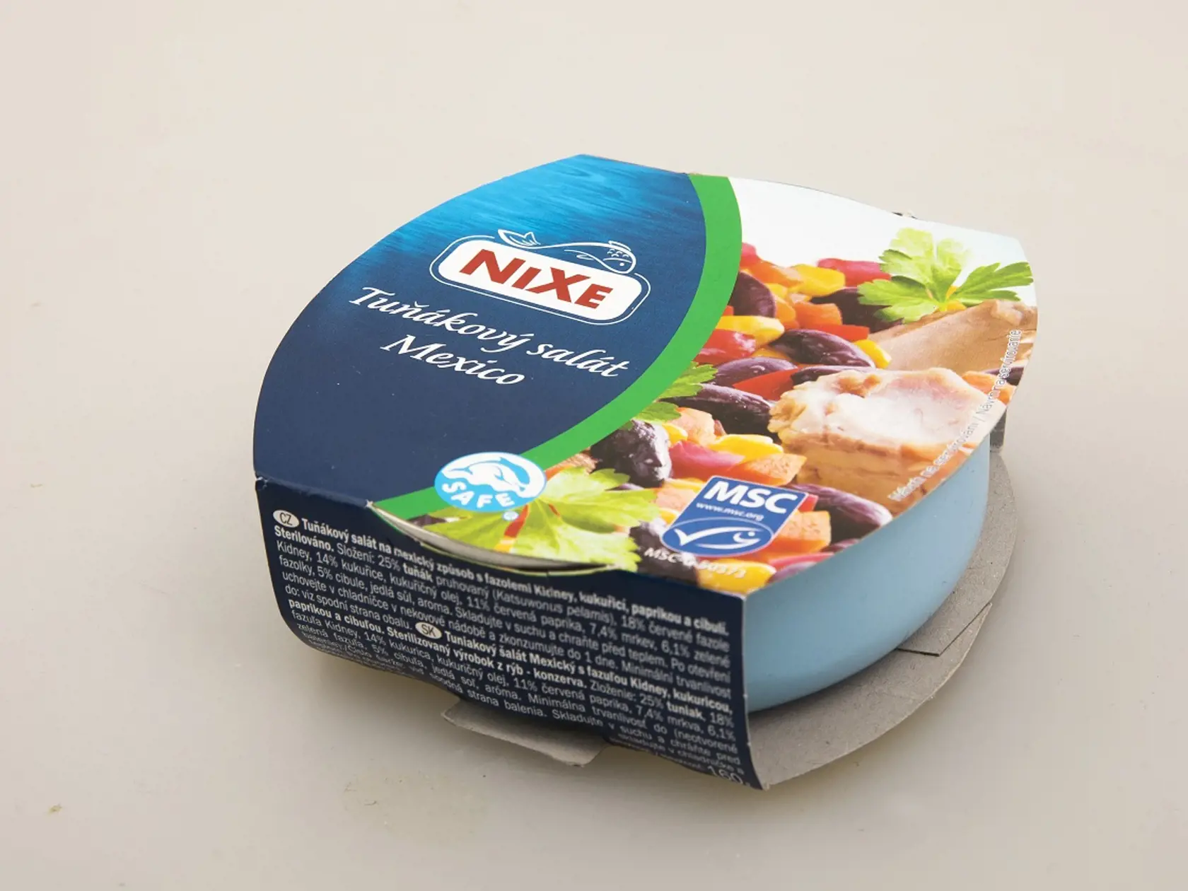 Tuniakový šalát Mexico
Nixe, 160 g
Predáva/ Lidl Krajina pôvodu/ Španielsko
Zloženie/ tuniak pruhovaný 25 %, fazuľa 18 %, kukurica 14 %, kukuričný olej, červená paprika 11 %, mrkva 7,4 %, zelená fazuľa 6,1 %, cibuľa 5 %, jedlá soľ, aróma
Energia v 100 g/ 765 kJ Tuky/ 13 g Sacharidy/ 7,7 g Bielkoviny/ 7,9 g Soľ/ 1,25 g
Redakcia hodnotí: Tento šalát príjemne prekvapil lákavou vôňou, farebnou zeleninou a voňavými kúskami tuniaka, ktorý je pod ňou. Ryba je šťavnatá a veľmi chutná. Zelenina si