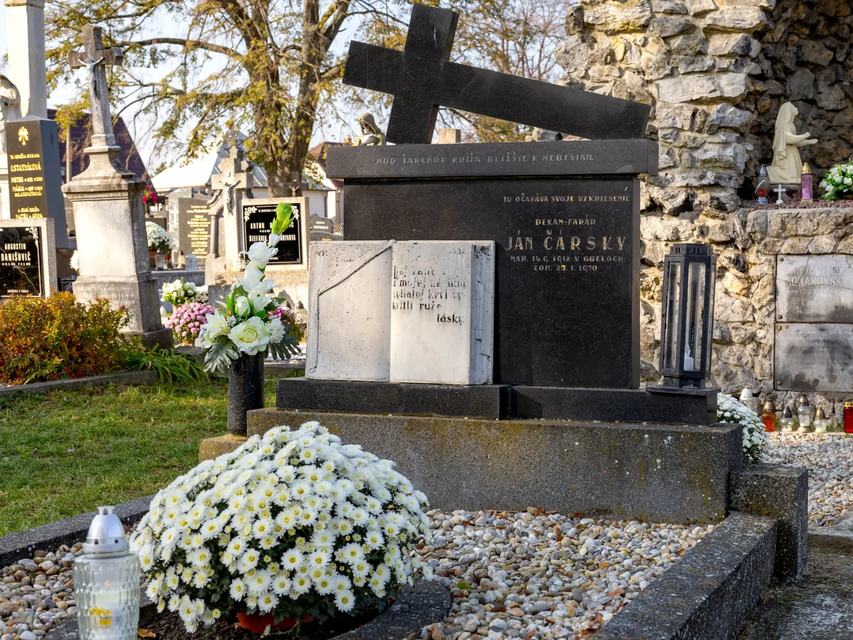 Je vidieť, že sa o hroby starajú vzorne. Sú tam čerstvé kvetiny a zapálené sviečky.