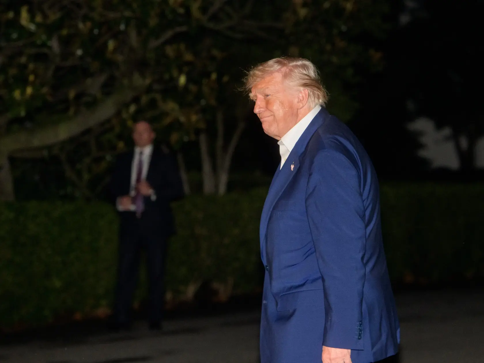 Na snímke prezident USA Donald Trump prichádza do Bieleho domu vo Washingtone 16. mája 2025. Irán neobdržal žiadny písomný návrh od Spojených štátov v súvislosti s rokovaniami o jadrovom programe Teheránu.