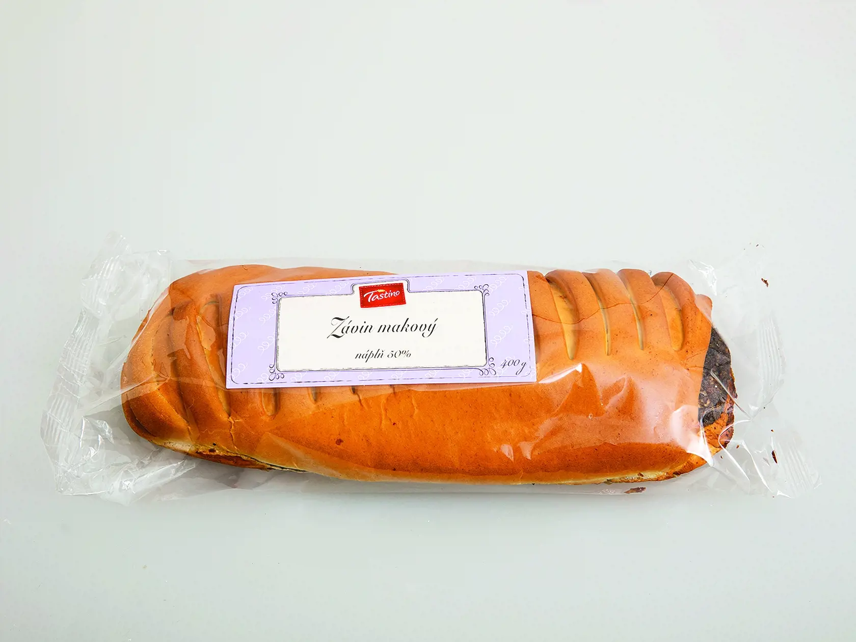 Závin makový
Tastino, 400 g
Predáva/ Lidl Krajina pôvodu/ Slovensko
Podiel náplne/ 50 %
Energia v 100 g/ 1 356 kJ Tuky/ 8,59 g Sacharidy/ 52,95 g Bielkoviny/ 9,09 g 
Redakcia hodnotí: Závin raňajkového typu má pekný tvar a vyvážený pomer cesta a náplne. Cesto je mäkké, vláčne, trocha hutnejšie. Maková náplň je šťavnatá, primerane sladká, trocha v nej cítiť marcipán. Ako celok je makovník jemný a chutný, ideálny k nápoju na rýchle raňajky či olovrant. 
