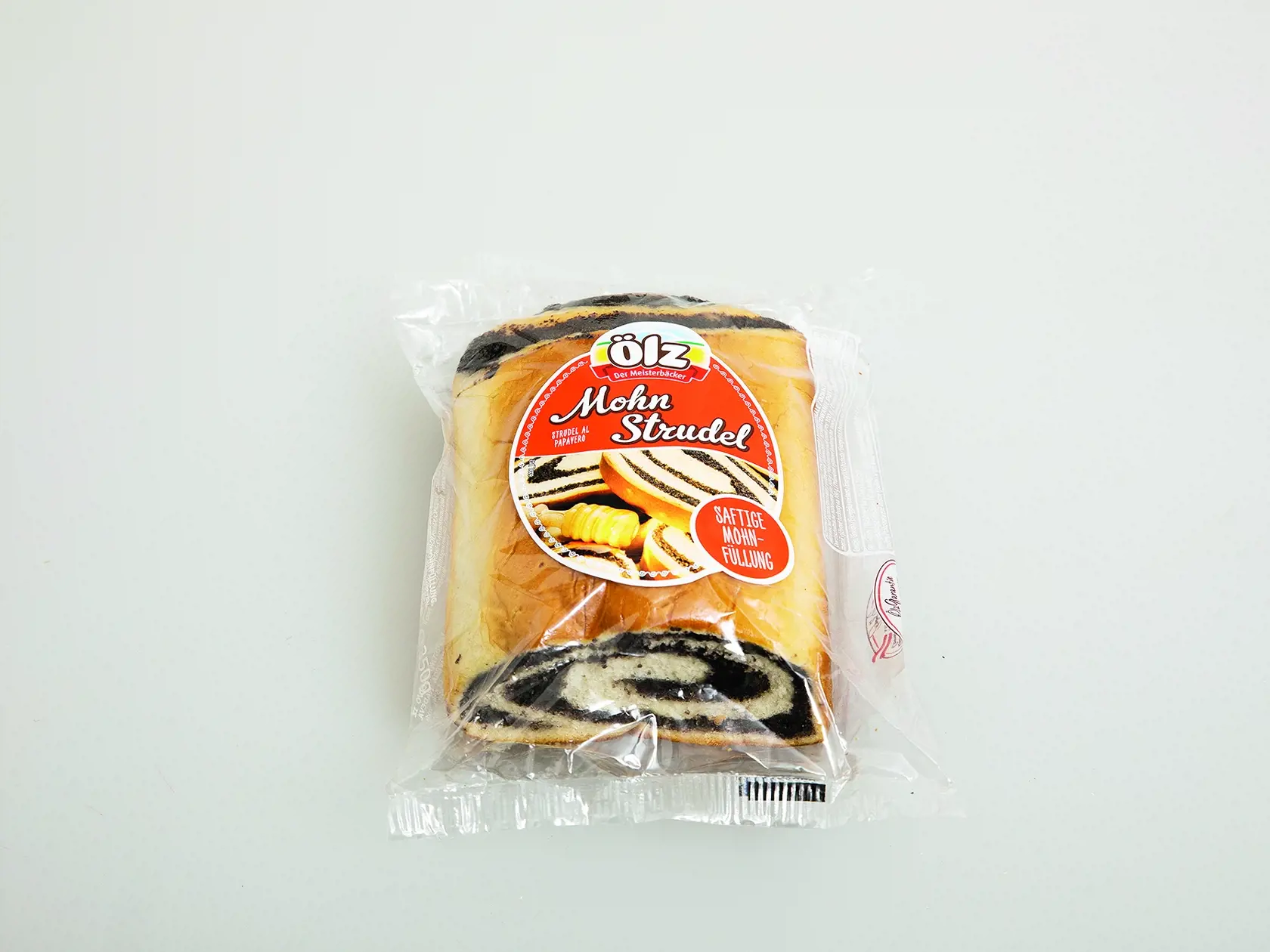 Závin s makovou náplňou
Ӧlz, 350 g
Krajina pôvodu/ Rakúsko
Podiel náplne/ 55 %
Energia v 100 g/ 1 412 kJ Tuky/ 10 g Sacharidy/ 51 g Bielkoviny/ 7,9 g 
Redakcia hodnotí: Závin má väčší priemer a úhľadný, pravidelný tvar. Cesto je mäkké a nadýchané, pri krájaní sa však trocha rozpadáva. Náplň je rovnomerne rozotrená po celom závine. Chuťovo je dobrá, pomerne sladká, no trocha suchšia. Mak nie je príliš výrazný, väčšmi cítiť vanilku. Celková chuť je však príjemne koláčová a domácka.
