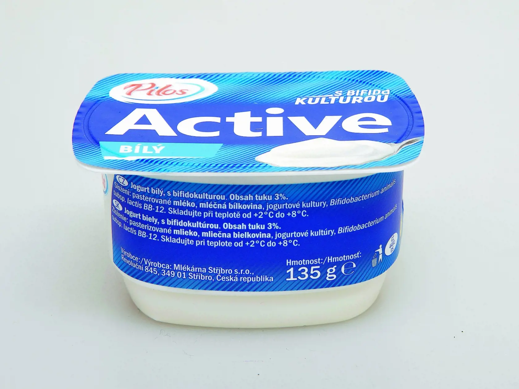 Top! Víťaz
Active s bifidokultúrou biely
Pilos, 135 g
Predáva/ Lidl Krajina pôvodu/ Česko
Zloženie/ pasterizované mlieko, mliečna bielkovina, jogurtové kultúry, Bifidobacterium animalis subsp. lactis BB-12
Energia v 100 g/ 274 kJ Tuky/ 3 g Sacharidy/ 5,1 g Bielkoviny/ 4,5 g
Redakcia hodnotí: Najkrémovejší, stredne hustý jogurt má príjemnú sladkokyslú vôňu. Textúra je hladká a mimoriadne krémovitá, neoddeľuje sa z nej srvátka. Chuť jogurtu je výborná, jemná, sladkokyslá a typicky jogurtová.