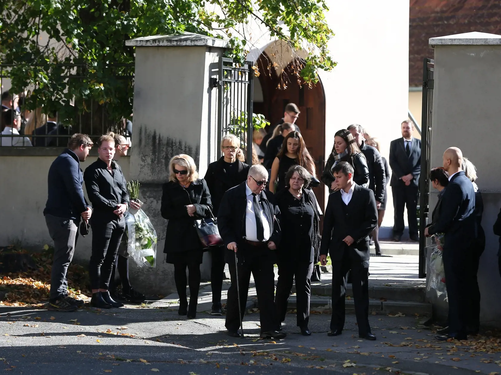 Posledná rozlúčka s nadanou študentkou Broňou. V sobotu (8.10.) sa rozlúčili rodiny Mareka a Brone so svojími milovanými deťmi, vnúčatami, a súrodencami. Ich mladé životy vyhasli vinou opitého vodiča.