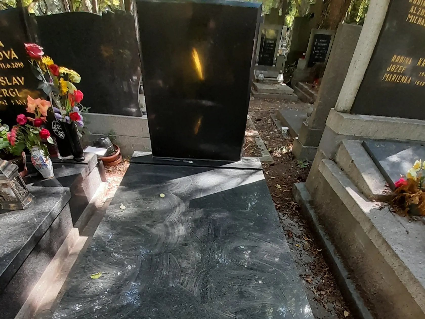 Niektoré pomníky na Martinskom cintoríne ešte nemajú vygravírované meno. Ani meno vraha Vladimíra sa nestihlo vygravírovať do pohrebu.