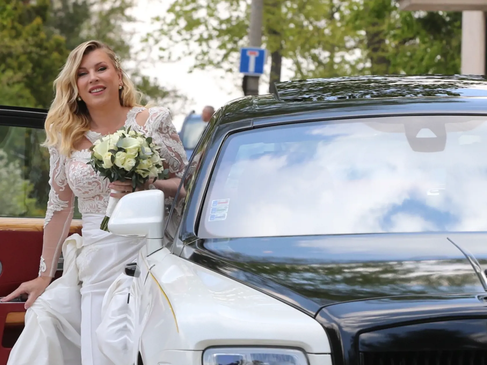 S nevestou Gabikou Drobovou prišla v aute aj Jasmina Alagič.