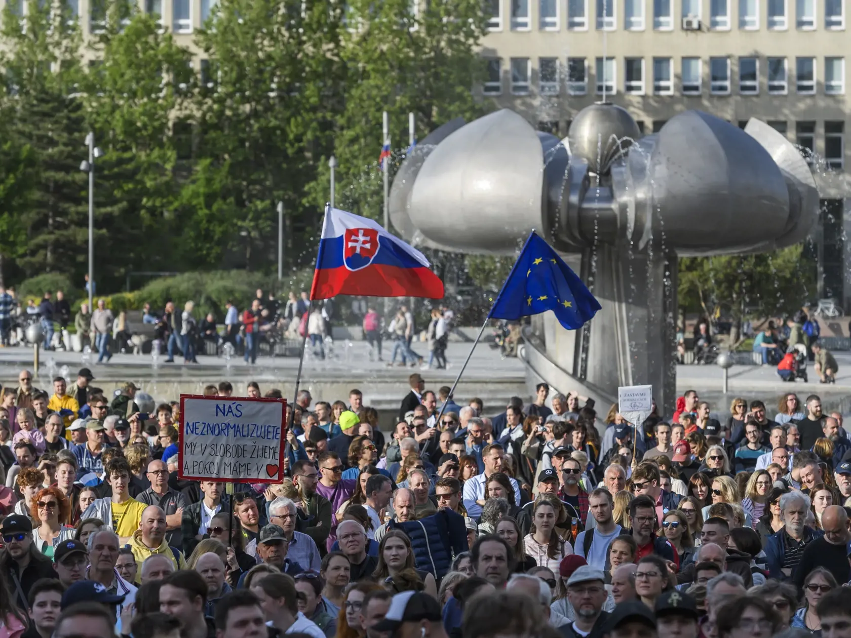 Na snímke ľudia počas protivládneho protestu hnutia Progresívne Slovensko (PS) na Námestí slobody v Bratislave 2. mája 2024. FOTO TASR - Jaroslav Novák