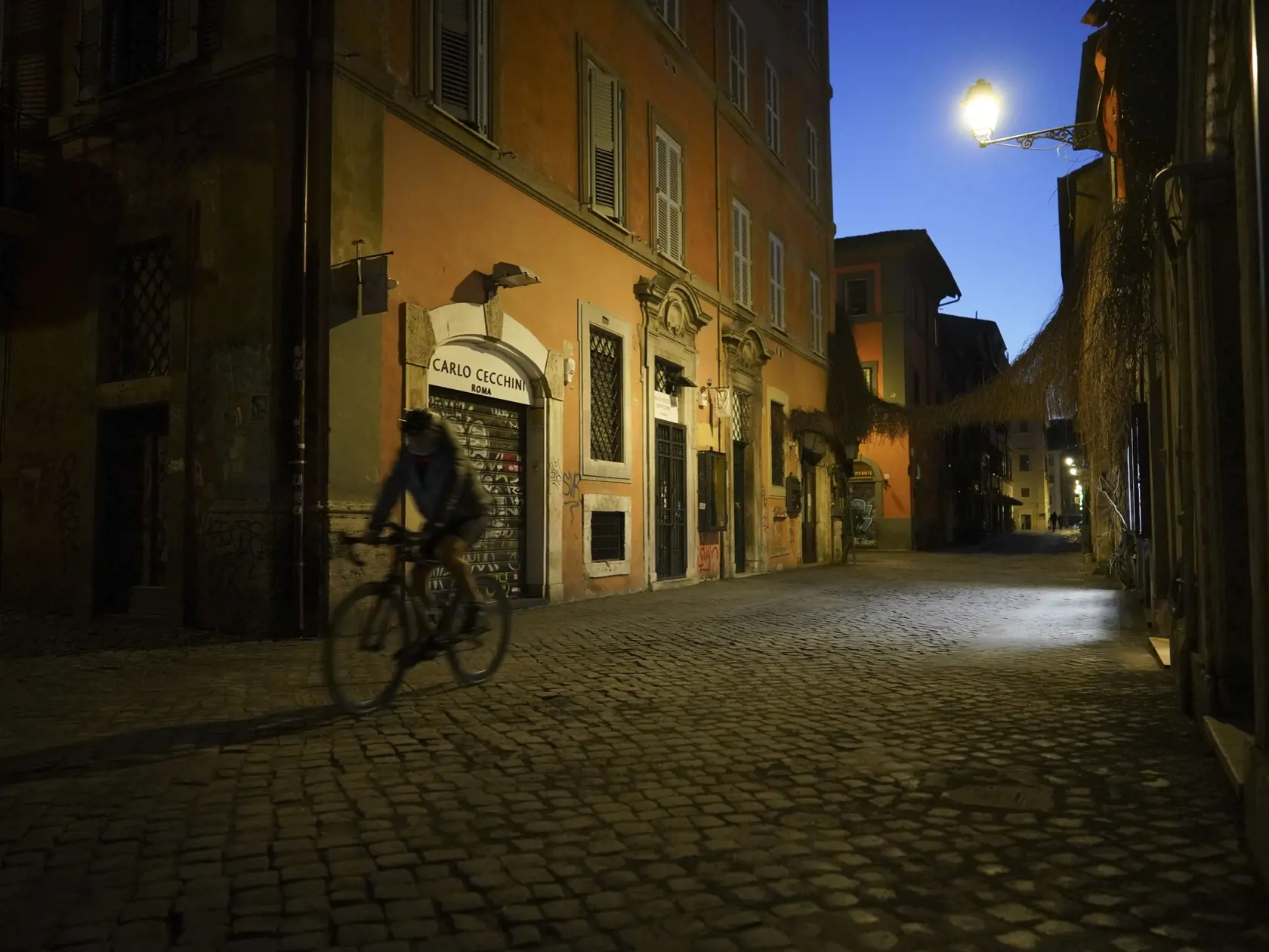 MIK 25 Rím - Pohľad na ulicu v štvrti Trastevere, v centre Ríma 19. marca 2020. V rámci vládnych nariadení majú obyvatelia Talianska výrazne obmedzený pohyb mimo svojich domovov, ktoré smú opustiť len na nákup potravín, liekov a drogistického tovaru a na presuny do zamestnania. Školy všetkých typov sú tiež zavreté. FOTO TASR/AP

A view of a street in the Trastevere neighborhood, in central Rome, Thursday, March 19, 2020. For most people, the new coronavirus causes only mild or moderate symptoms.