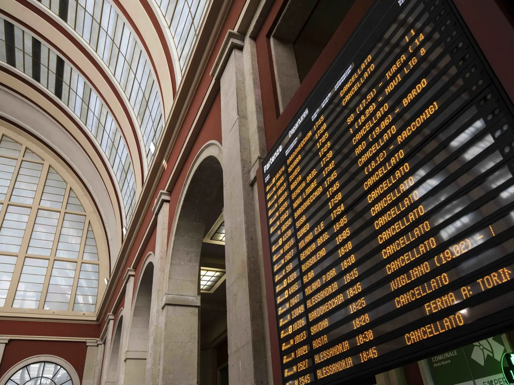 MIK 26 Turín -  Zoznam zrušených vlakov v stanici Porta Susa, odkiaľ jazdia vysokorýchlostné vlaky spájajúce Turín s Milánom a Rímom, v Turíne, Taliansko, 19. marca 2020. V rámci vládnych nariadení majú obyvatelia Talianska výrazne obmedzený pohyb mimo svojich domovov, ktoré smú opustiť len na nákup potravín, liekov a drogistického tovaru a na presuny do zamestnania. Školy všetkých typov sú tiež zavreté. FOTO TASR/AP

A list of cancelled trains at the Porta Susa station, which connects Turin wit