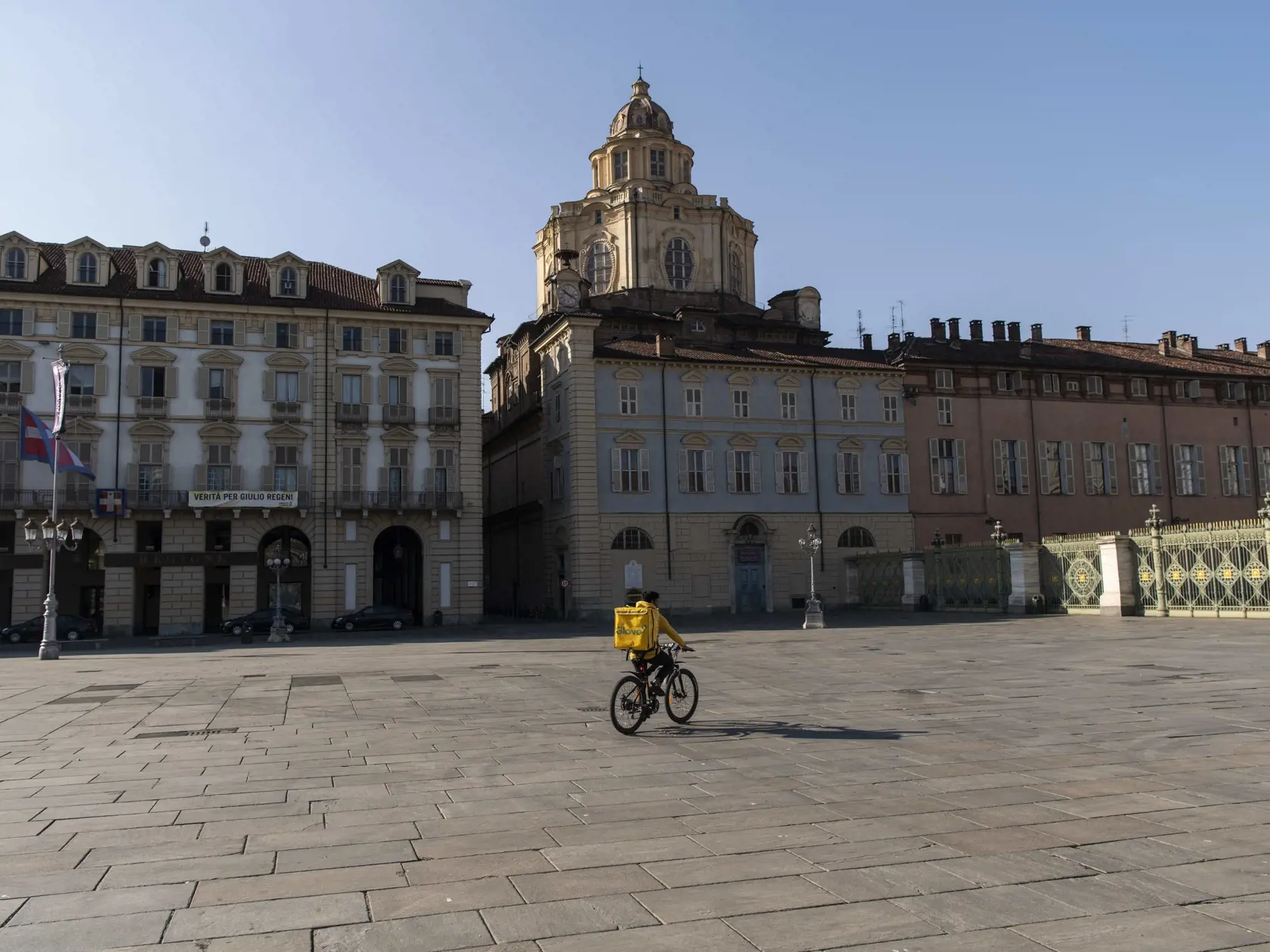 MIK 30 Turín -  Kuriér rozvážajúci jedlo ide na bicykli cez hlavné turínske námestie Piazza Castello, ktoré sa nachádza priamo v centre Turína v Taliansku 19. marca 2020. V rámci vládnych nariadení majú obyvatelia Talianska výrazne obmedzený pohyb mimo svojich domovov, ktoré smú opustiť len na nákup potravín, liekov a drogistického tovaru a na presuny do zamestnania. Školy všetkých typov sú tiež zavreté. FOTO TASR/AP

A food delivery rider pedals in deserted Piazza Castello, in Turin, Italy, Thu
