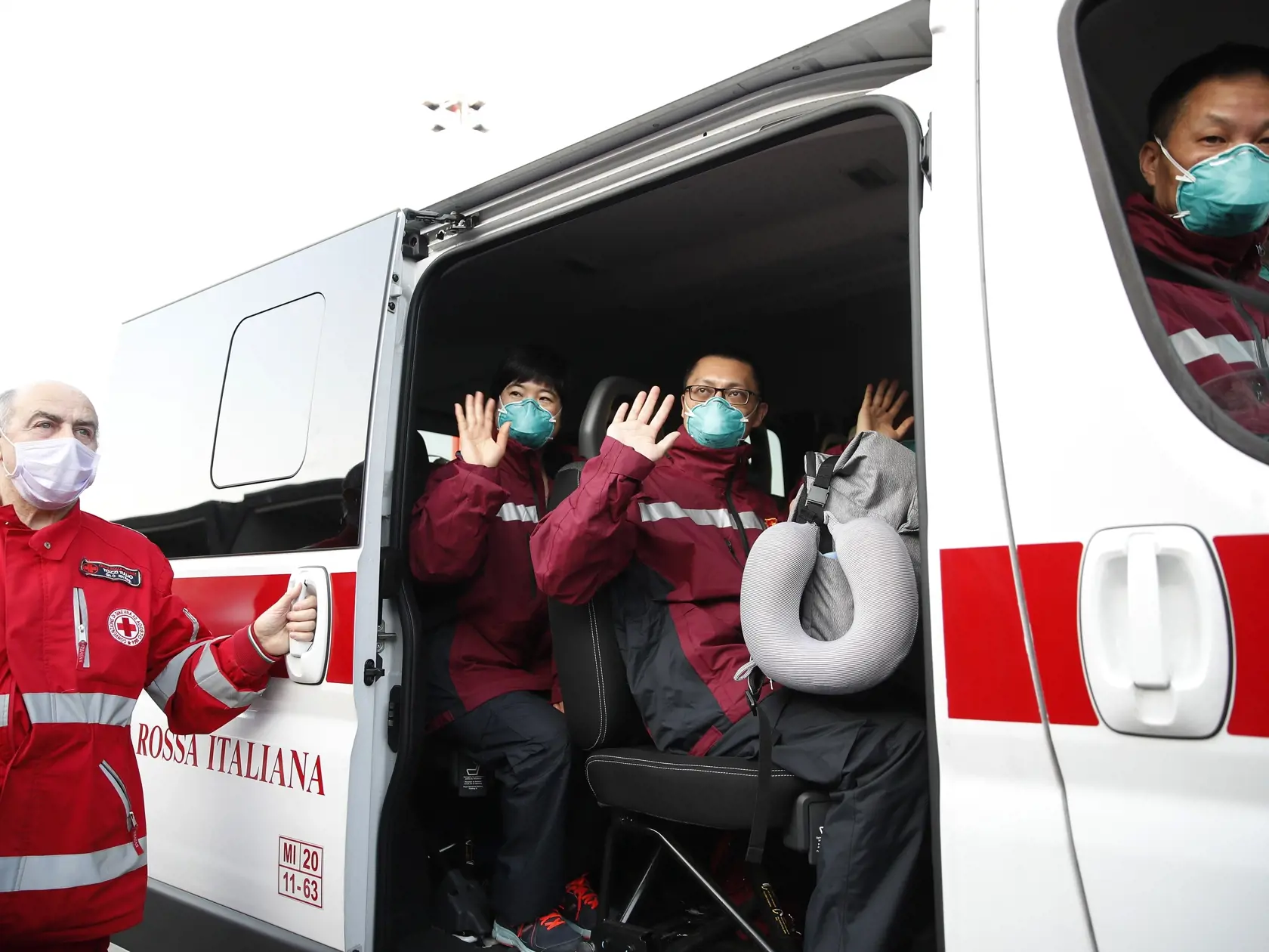 MIK 22 Varese - Lekári a záchranári z Číny zdravia  z automobilu Červeného kríža na letisku Malpensa pri Miláne, v Taliansku, 18. marca 2020. Približne 37 lekárov a záchranárov bolo vyslaných spolu s približne 20 tonami vybavenia a budú nasadení do rôznych nemocníc v najviac postihnutej oblasti Talianska. FOTO TASR/AP


Medics and paramedics from China salute as the board a Red Cross vehicle upon arrival at the Malpensa airport of Milan, Wednesday, March 18, 2020. Some 37 between doctors and par