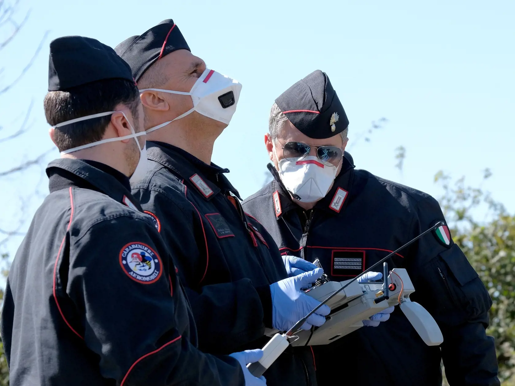 MIK 33 Rím - Talianski Carabinieri (polícia) s dronom na kontrolu pohybu ľudí v parku  Caffarella v Ríme 25. marca 2020. Taliansko oznámilo nové opatrenia v boji proti šíreniu koronavírusu. Ide najmä o zvýšenie pokút za nedodržiavanie opatrení, ktoré sú už v platnosti. FOTO TASR/AP

A Carabinieri (Italian paramilitary police) officers maneuvers a drone to check people's movements, at the Caffarella park in Rome, Wednesday, March 25, 2020. The new coronavirus causes mild or moderate symptoms for 