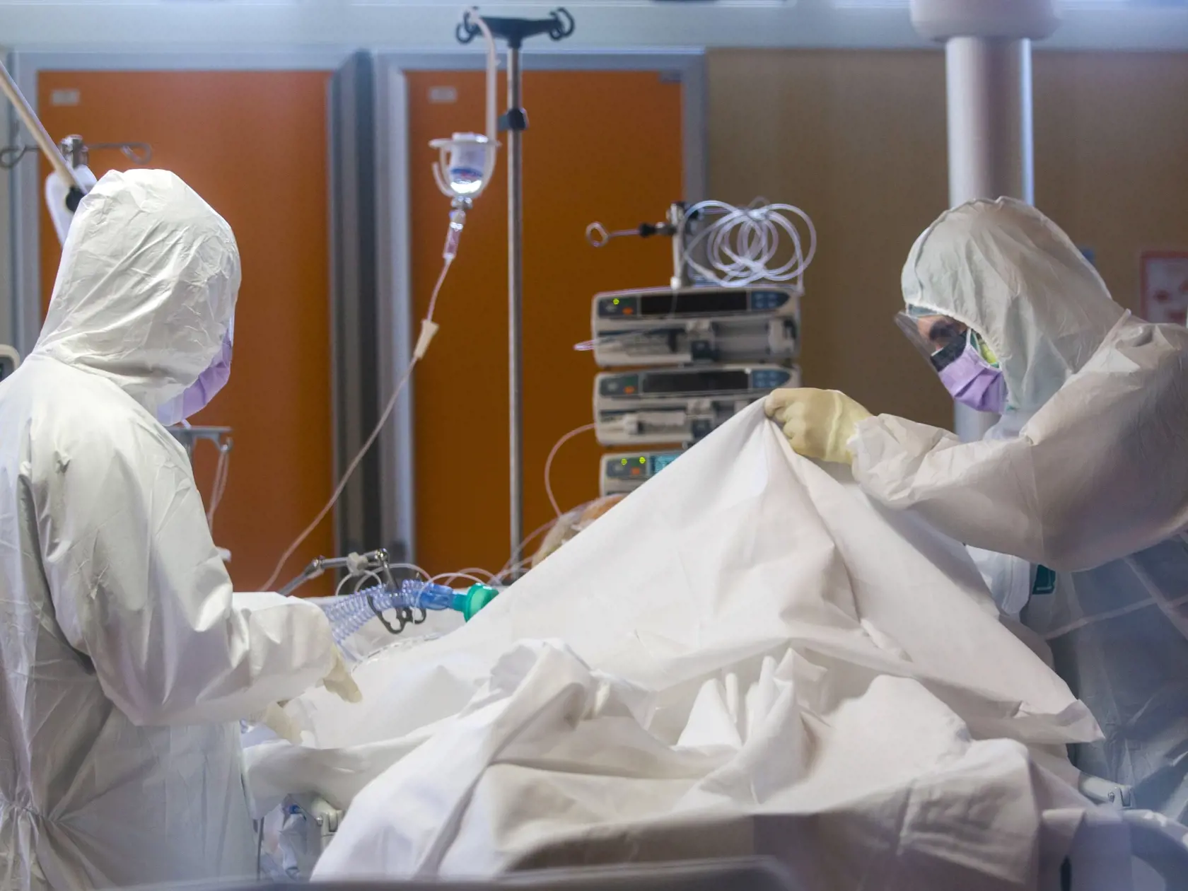 MIK 25 Rím - Zdravotnícky personál oddelenia intenzívnej starostlivosti kliniky Casalpalocco COVID-19 trpí rovnako ako pacienti, v Ríme 25. marca 2020. Taliansko je epicentrom pandémie koronavírusu v Európe. Dosiaľ krajina hlási 69.176 prípadov nakazení a 6820 úmrtí. FOTO TASR/AP


Medical staff of the Intensive Care Unit of the Casalpalocco COVID-19 Clinic in the outskirts of Rome tend to patients, Wednesday, March 25, 2020. The new coronavirus causes mild or moderate symptoms for most people, 