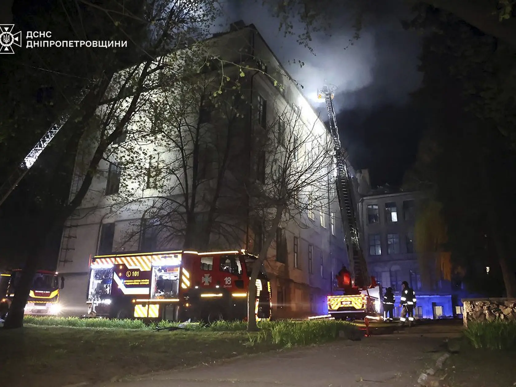 Hasiči zasahujú po ruskom dronovom útoku na ukrajinské mesto Dnipro vo štvrtok 17. apríla 2025.