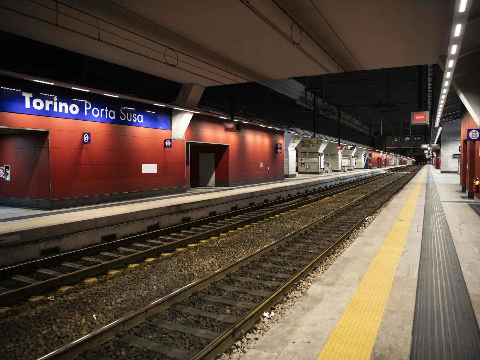 MIK 28 Turín -  Pohľad na zastávku metra na stanici Porta Susa, odkiaľ jazdia vysokorýchlostné vlaky spájajúce Turín s Milánom a Rímom, v Turíne, Taliansko, 19. marca 2020. V rámci vládnych nariadení majú obyvatelia Talianska výrazne obmedzený pohyb mimo svojich domovov, ktoré smú opustiť len na nákup potravín, liekov a drogistického tovaru a na presuny do zamestnania. Školy všetkých typov sú tiež zavreté. FOTO TASR/AP

A view of the subway at the Porta Susa station, which also connects Turin wi