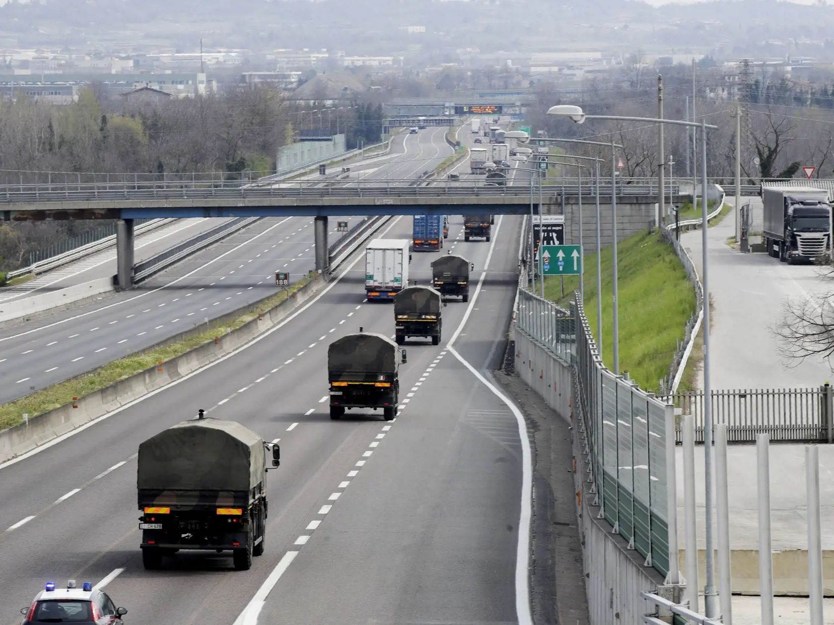MIK 28 Bergamo - Vojenské nákladné autá prevážajú rakvy zo zosnulými do krematória po diaľnici neďaleko Bergama v Taliansku 26. marca 2020.  V Taliansku momentálne evidujú 74.386 ľudí nakazených koronavírusom, ktorý si tam vyžiadal aj 7503 obetí na životoch. Taliansko je v súvislosti s pandémiou COVID-19 globálne najviac postihnutou. FOTO TASR/AP

Military trucks moving coffins of deceased people line up on the highway next to Ponte Oglio, near Bergamo, one of the areas worst hit by the coronavi
