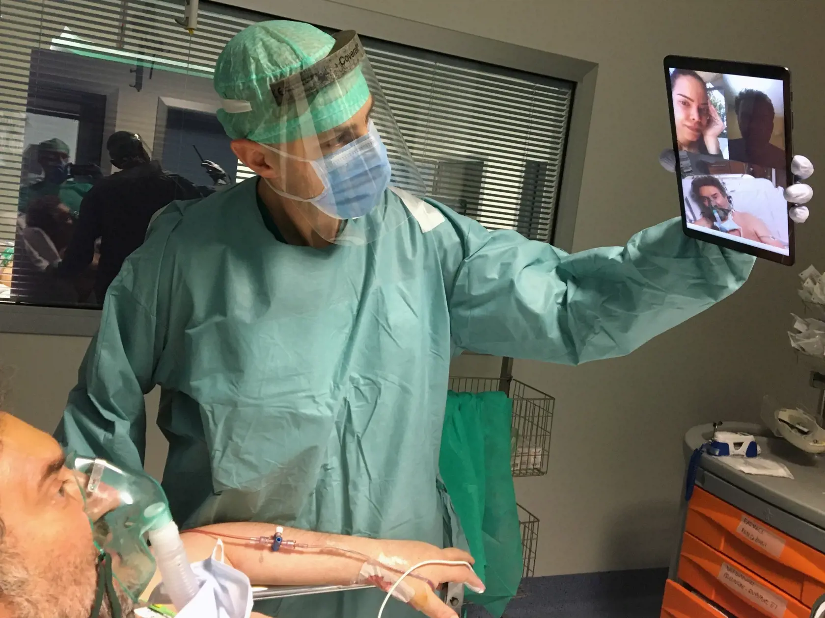 MIK 29 Brescia - Doktor Matteo Flippini drží tablet pre svojho pacienta Alessandra Mattinzoliho aby sa porozprával so svojimi príbuznými prostredníctvom videokonferenčného hovoru v nemocnici Spedali Civili v Brescii v Taliansku 19. marca 2020. FOTO TASR/AP

In this photo taken on Thursday, March 19, 2020, Doctor Matteo Flippini holds a tablet for patient Alessandro Mattinzoli to talk to his relatives via video conference, in the ICU room of the Spedali Civili hospital in Brescia, northern Italy.