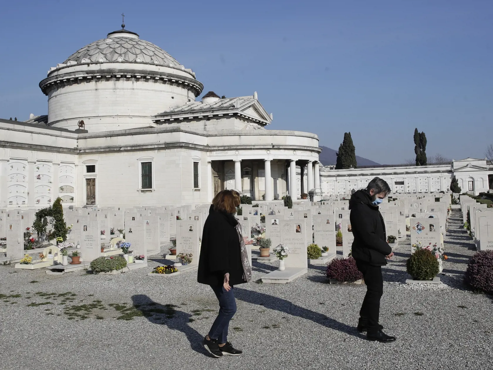 MIK 1 Brescia - Muž a žena s ochrannými rúškami na tvári kráčajú na cintoríne Vantiniano v Brescii, v Taliansku, 16. marca 2020. FOTO TASR/AP

A man and a woman wearing masks walk in the Vantiniano cemetery in Brescia, Italy, Monday, March 16, 2020. For most people, the new coronavirus causes only mild or moderate symptoms. For some, it can cause more severe illness, especially in older adults and people with existing health problems. (AP Photo/Luca Bruno)