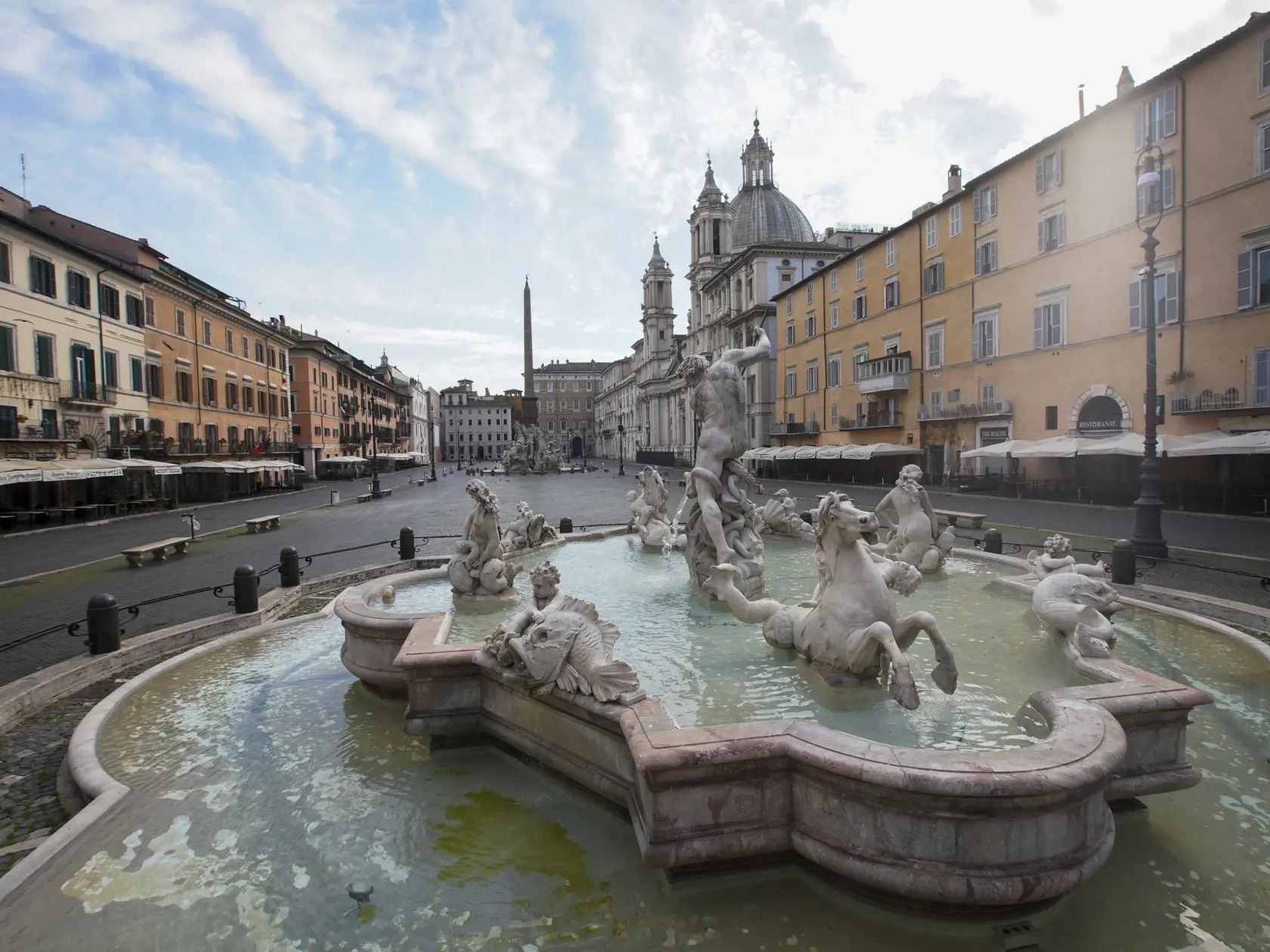 MIK 9 Rím - Pohľad na prázdne námestie Piazza Navona v Ríme, v Taliansku, 18. marca 2020. FOTO TASR/AP


A view of empty Piazza Navona, in Rome, Wednesday, March 18, 2020. For most people, the new coronavirus causes only mild or moderate symptoms. For some it can cause more severe illness, especially in older adults and people with existing health problems. (AP Photo/Andrew Medichini)