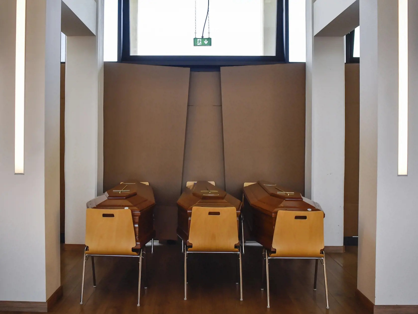EBE 17 Piacenza - Na snímke rakvy s obeťami koronavírusu, ktoré čakajú na kremáciu v krematóriu v talianskej Piacenze na severe krajiny 23. marca 2020. FOTO TASR/AP
Coffins wait for cremation in the Crematorium Temple of Piacenza, Northern Italy, saturated with corpses awaiting cremation due to the coronavirus emergency Monday, March 23, 2020. For most people, the new coronavirus causes only mild or moderate symptoms. For some it can cause more severe illness, especially in older adults and peop