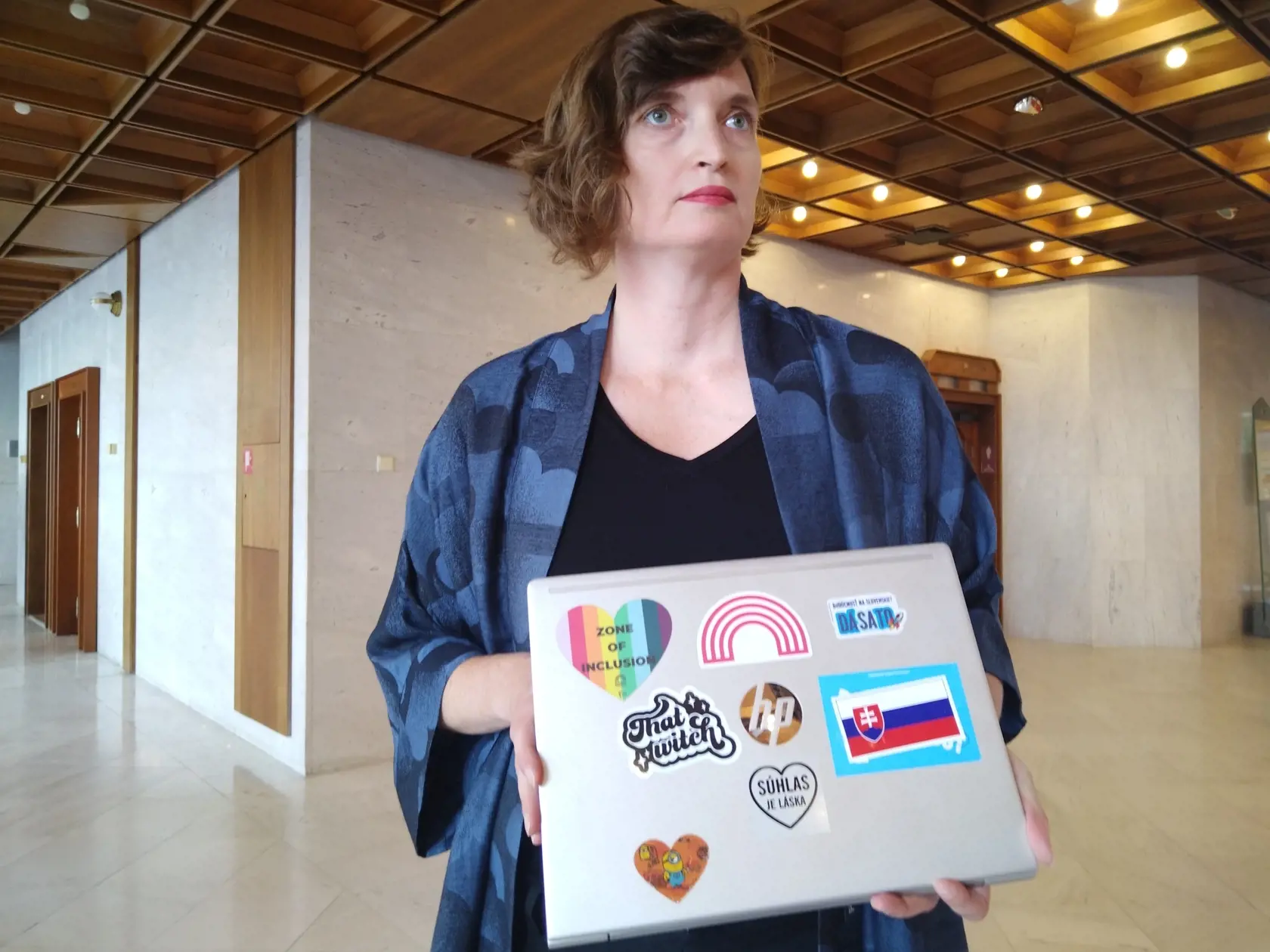 Na snímke opozičná poslankyňa Národnej rady (NR) SR z Progresívneho Slovenska (PS) Lucia Plaváková ukazuje počítač s nálepkami, za ktoré ju podpredseda parlamentu Andrej Danko (SNS) vykázať z rokovacej sály počas zasadnutia parlamentu v Bratislave v stredu 25. septembra 2024.