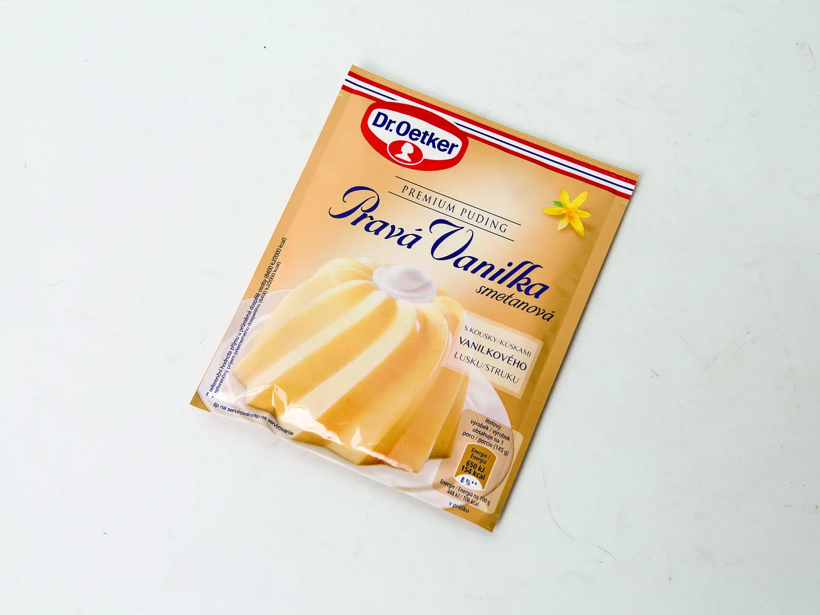 Top! Víťaz - Pravá Vanilka smotanová
Dr. Oetker, 40 g
Krajina pôvodu/ Slovensko
Zloženie/ kukuričný škrob, prírodná aróma, extrakt z vanilky Bourbon, jedlá soľ, smotanový prášok 0,1 %, extrahovaný mletý vanilkový struk 0,1 %, farbivá: karotény, riboflavíny
Energia v 100 g pudingu/ 448 kJ Bielkoviny/ 2,9 g Sacharidy/ 17 g Tuky/ 3 g
Redakcia hodnotí: Jediný z pudingov sa pripravuje aj vyzerá tak, ako to očakávate. Rýchlo je hotový a spĺňa všetky nároky na puding s pravou vanilkou. Krásne voni