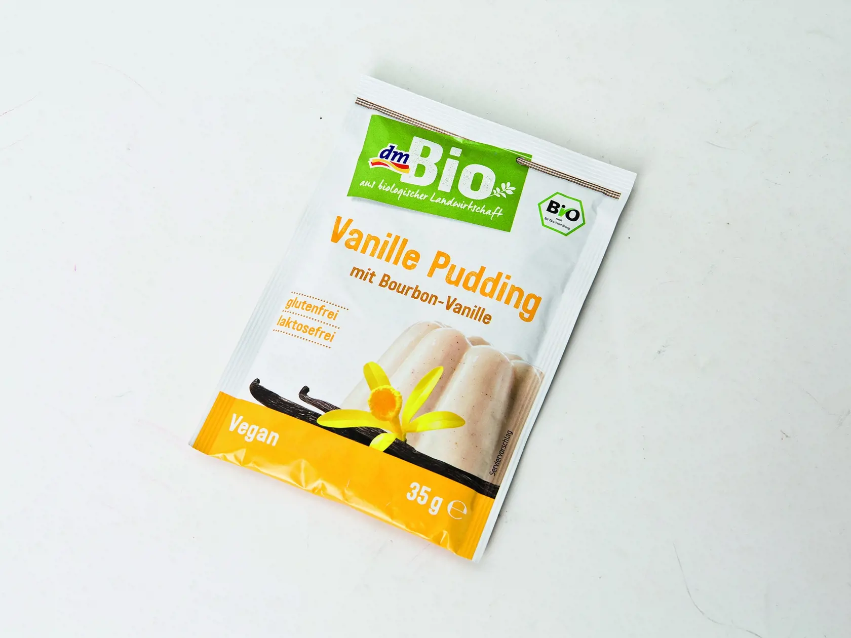 Vanilkový puding Bio
dm, 3 ks x 35 g
Cena za 1 ks/ 0,83 €
Predáva/ dm – drogerie markt Krajina pôvodu/ Nemecko
Zloženie/ bio kukuričný škrob, bio vanilka Bourbon 1,6 %, himalájska soľ zo soľného pohoria v Pakistane
Energia v 100 g prášku/ 1 497 kJ Bielkoviny/ 0,6 g Sacharidy/ 86 g Tuky/ 0,7 g
Redakcia hodnotí: Puding v biokvalite s pravou vanilkou má pri miešaní netypickú béžovo-sivastú farbu, ktorú si zachová aj po uvarení. Vychladnutý má primerane hustú, mierne trasľavú konzistenciu a hl