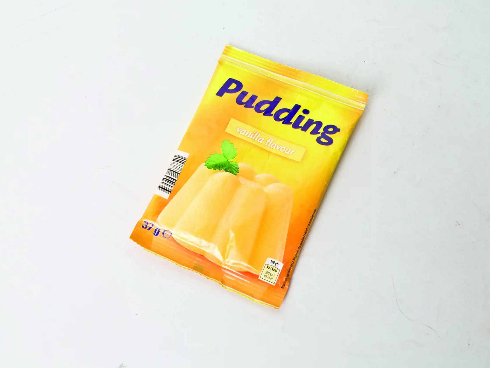 Puding s vanilkovou príchuťou
37 g
Predáva/ Kaufland Krajina pôvodu/ Česko
Zloženie/ kukuričný škrob, jedlá soľ, aróma, farbivá: karotény, kurkumín
Energia v 100 g pudingu/ 390 kJ Bielkoviny/ 2,9 g Sacharidy/ 17 g Tuky/ 1,3 g
Redakcia hodnotí: Puding sa ťažšie varí, treba ho dlho miešať. Po vychladnutí je najtuhší, na povrchu sa však vytvorí extra hrubá kôrka, ktorá odoláva aj lyžičke. Puding má najžltšiu farbu a hladkú textúru, ale výraznou kukuričnou chuťou takmer vôbec nepripomína vanilk