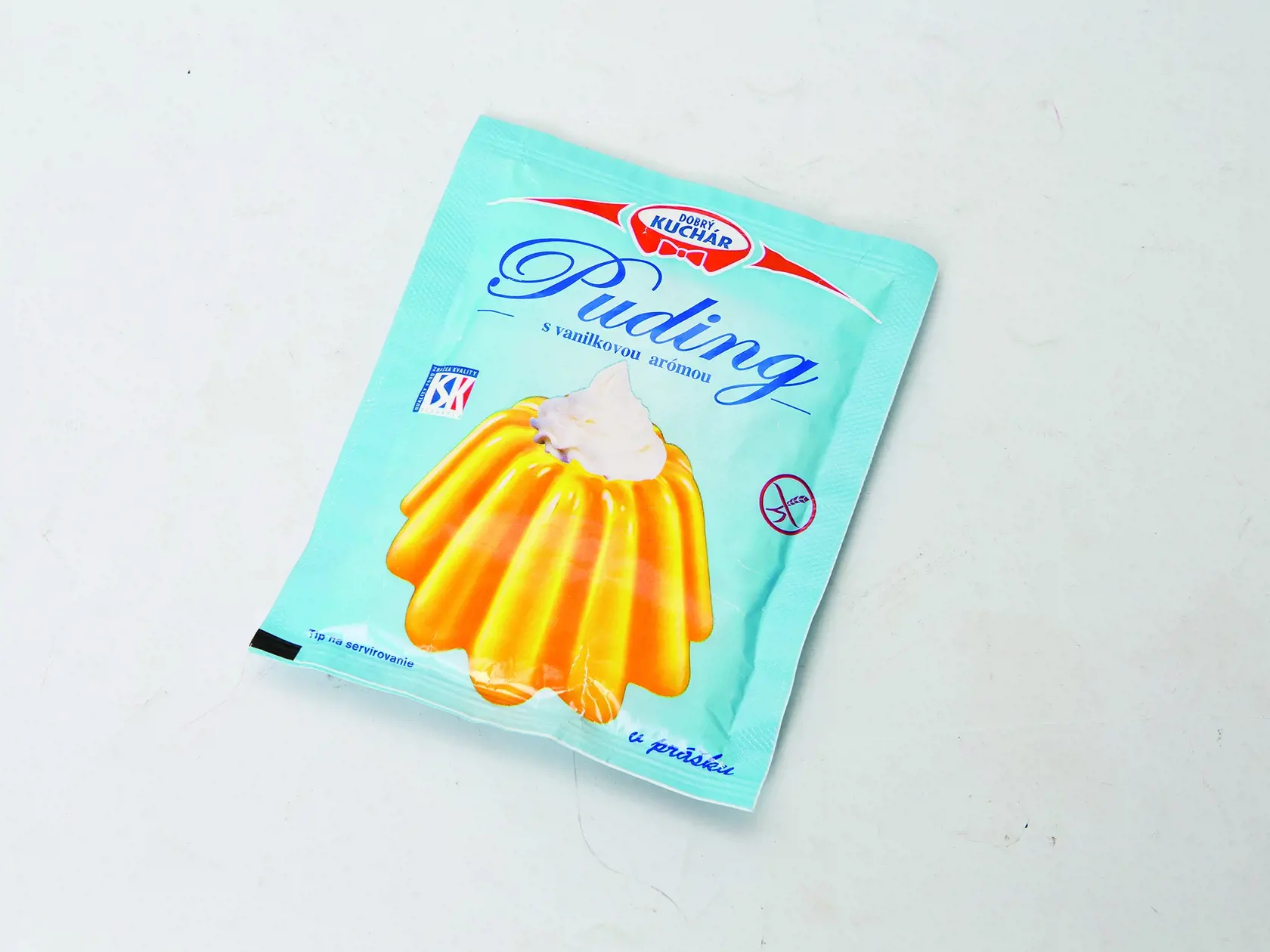 Puding s vanilkovou arómou
Dobrý kuchár, 40 g
Krajina pôvodu/ Slovensko
Zloženie/ kukuričný škrob, zemiakový škrob, aróma, farbivo: betakarotén, rastlinný extrakt z požltu farbiarskeho (Carthamus tinctorius)
Energia v 100 g prášku/ 1 492 kJ Bielkoviny/ 0,5 g Sacharidy/ 86 g Tuky/ 0,6 g
Redakcia hodnotí: Puding sa ľahko mieša aj varí, v prášku vidieť zrniečka žltého farbiva. Po vychladnutí je sýtožltý, tuhý, vhodný aj do formičiek na vyklopenie, na povrchu má tenkú kôrku a pod ňou zamatovo j