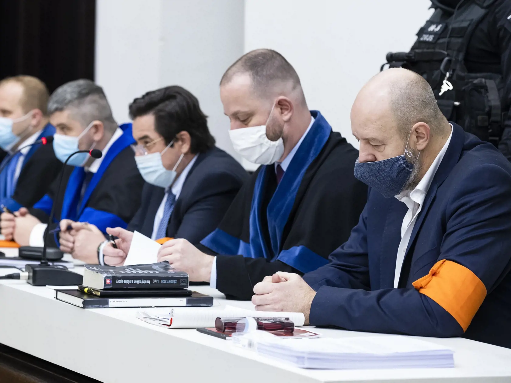 Na snímke zľava právni zástupcovia obžalovaných Martin Pohovej, Michal Mandzák, obžalovaný Marian K., právny zástupca obžalovaných Marek Para a obžalovaný Pavol R. počas vynesenia rozsudku na pojednávaní na Najvyššom súde SR, ktorý rozhoduje v kauze televíznych zmeniek v Bratislave 12. januára 2021. Najvyšší súd (NS) SR potvrdil v kauze falšovania televíznych zmeniek vinu pre Mariana Kočnera a Pavla Ruska. Odsúdení sú na 19 rokov nepodmienečne, Kočner dostal aj peňažný trest 10.000 eur.