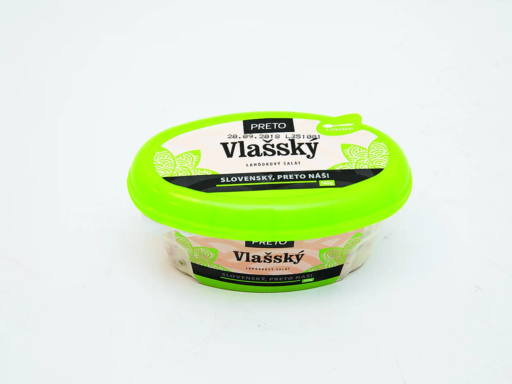 Top! Víťaz
Vlašský lahôdkový šalát
PRETO, 140 g
Krajina pôvodu/ Slovensko
Zloženie/ majonéza, zemiaky, mäkký mäsový výrobok – saláma, kvaka, mrkva, uhorky, hrášok, horčica, cukor, mleté čierne korenie
Energia v 100 g/ 651 kJ Bielkoviny/ 3 g Sacharidy/ 7 g Tuky/ 14 g Soľ/ 1,3 g
Redakcia hodnotí: Šalát má po otvorení príjemnú čerstvú vôňu. Konzistencia je hustá, s primeraným množstvom majonézy. Optimálny je aj pomer salámy, zemiakov a zeleniny. Šalát má lahodnú, výborne vyladenú chuť, je jem