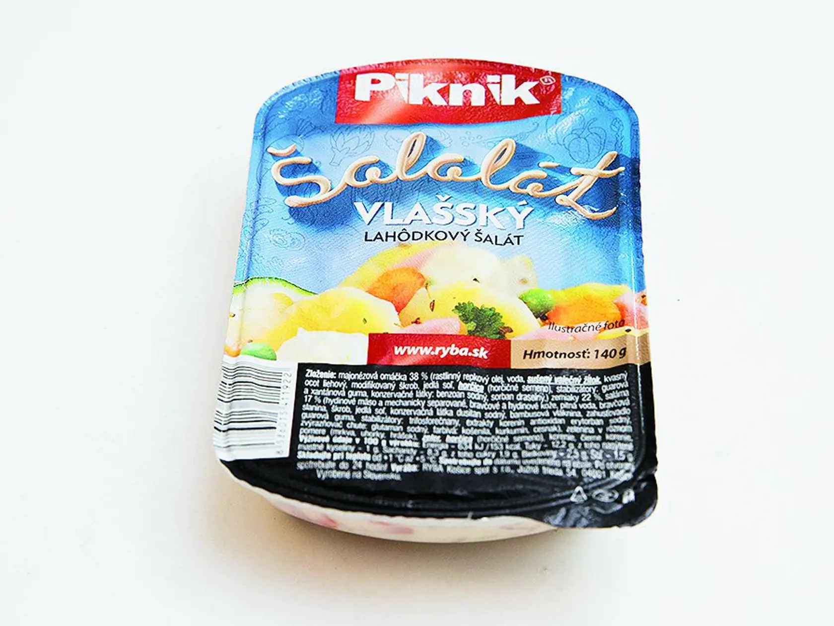 
Vlašský lahôdkový šalát
Piknik, 140 g
Krajina pôvodu/ Slovensko
Zloženie/ majonézová omáčka 38 %, zemiaky 22 %, saláma 17 %, zelenina v rôznom pomere (mrkva, uhorky, hrášok), zeler, horčica, korenie, čierne korenie
Energia v 100 g/ 634 kJ Bielkoviny/ 2,5 g Sacharidy/ 8,3 g Tuky/ 12,2 g Soľ/ 1,5 g
Redakcia hodnotí: Hustý šalát jemne vonia zeleninou a majonézou. Šalát má veľmi dobrú chuť a spĺňa očakávania na tento typ výrobku, niečo mu však chýba – vizuálne aj chuťovo asi hrášok, ktorého j